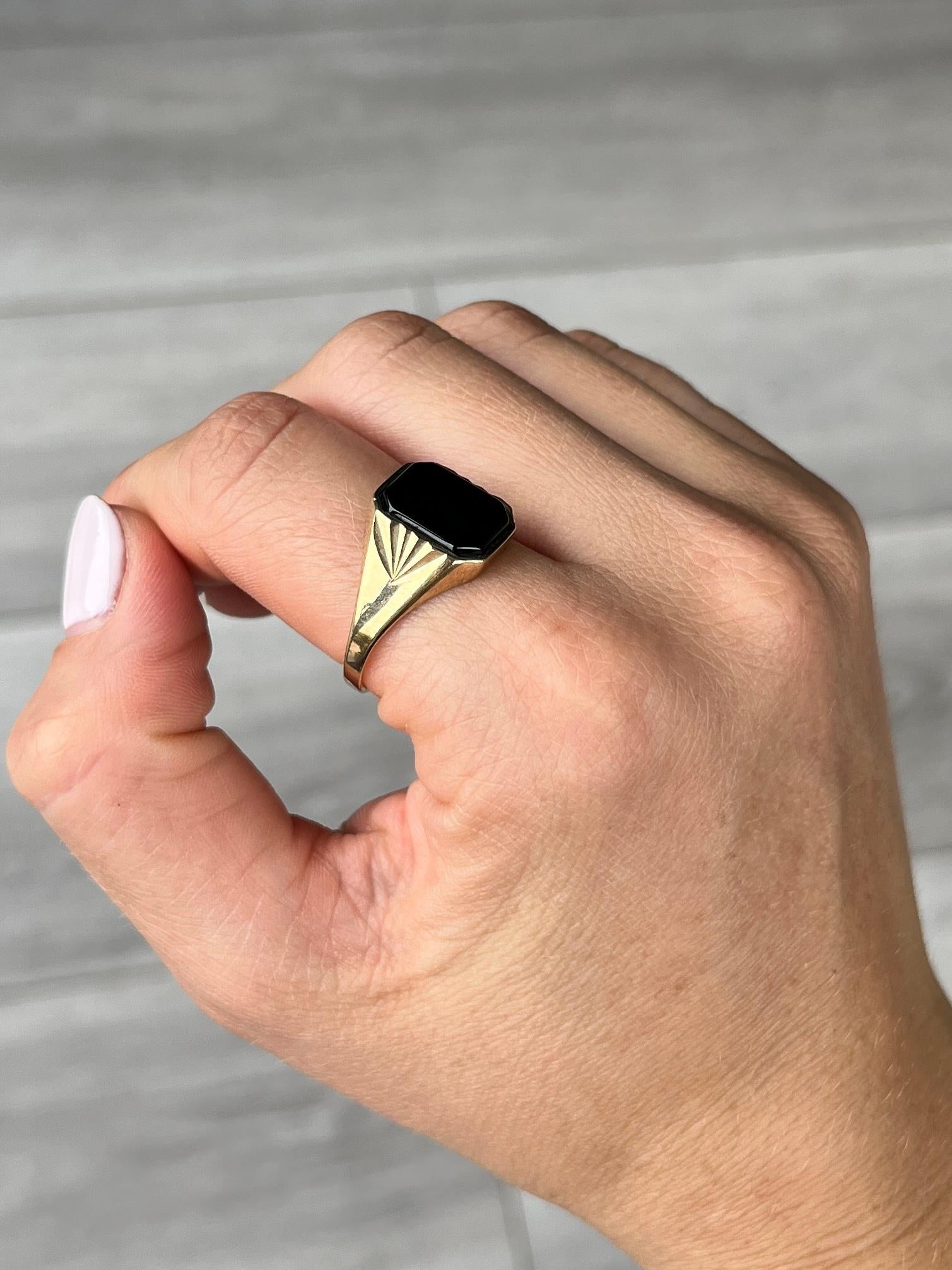 Women's or Men's Art Deco Onyx and 9 Carat Gold Signet Ring For Sale