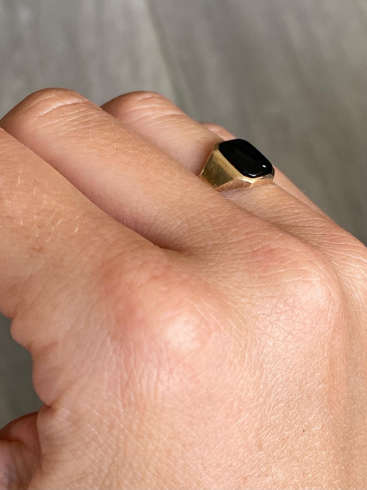 Women's or Men's Art Deco Onyx and 9 Carat Gold Signet Ring For Sale
