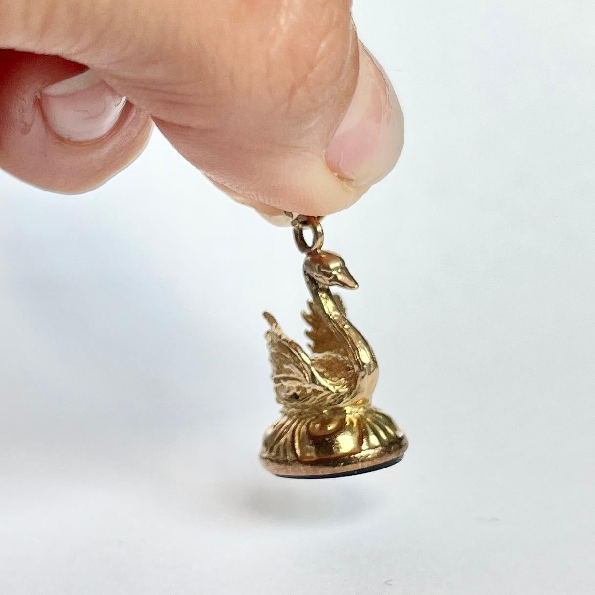 This gorgeous swan fob holds a glossy onyx stone and the swan and loop is modelled out of 9ct gold. Fully hallmarked London 1912.

Height including Loop: 27mm
Stone Dimensions: 12x15mm

Weight: 4.1g 