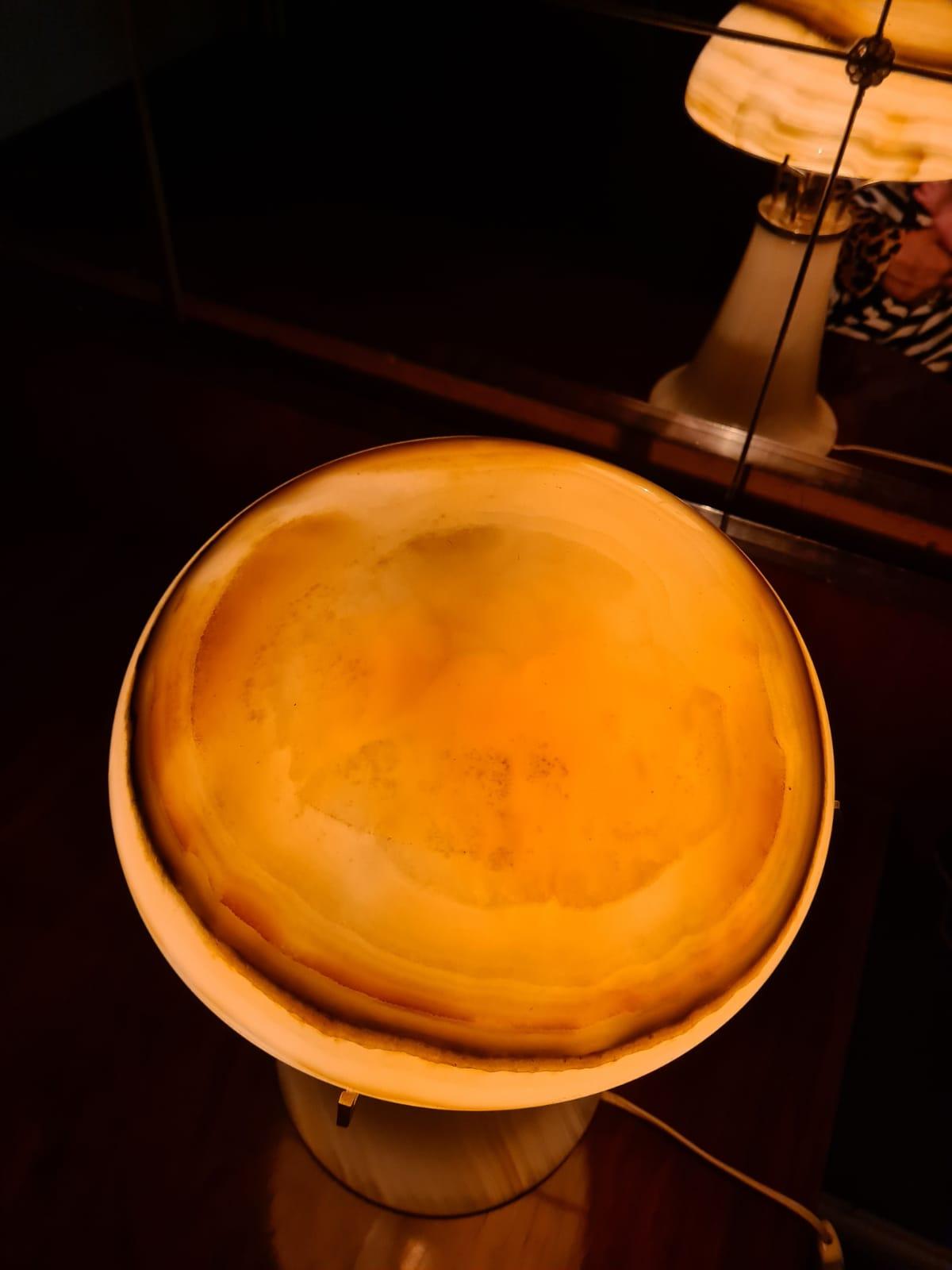 Art-Déco-Tischlampe aus Onyx und Messing, Licht aus weichem Stein  im Angebot 8