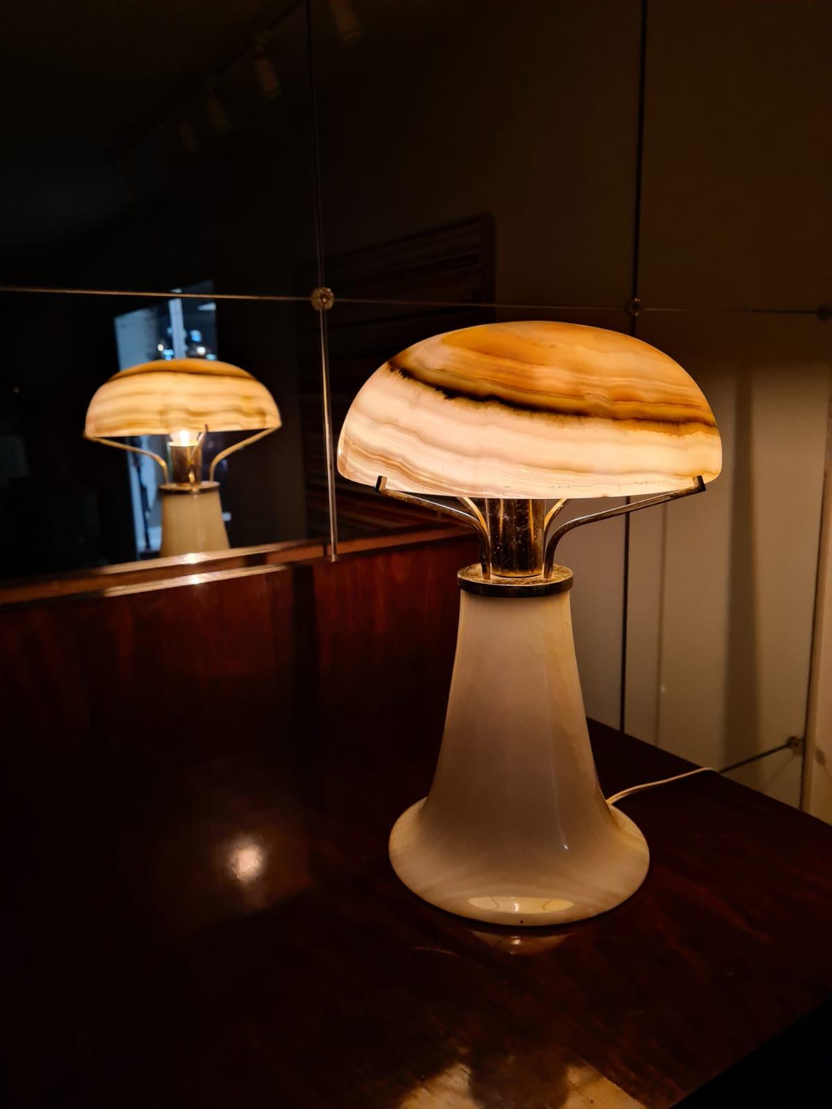 Art-Déco-Tischlampe aus Onyx und Messing, Licht aus weichem Stein  (Deutsch) im Angebot