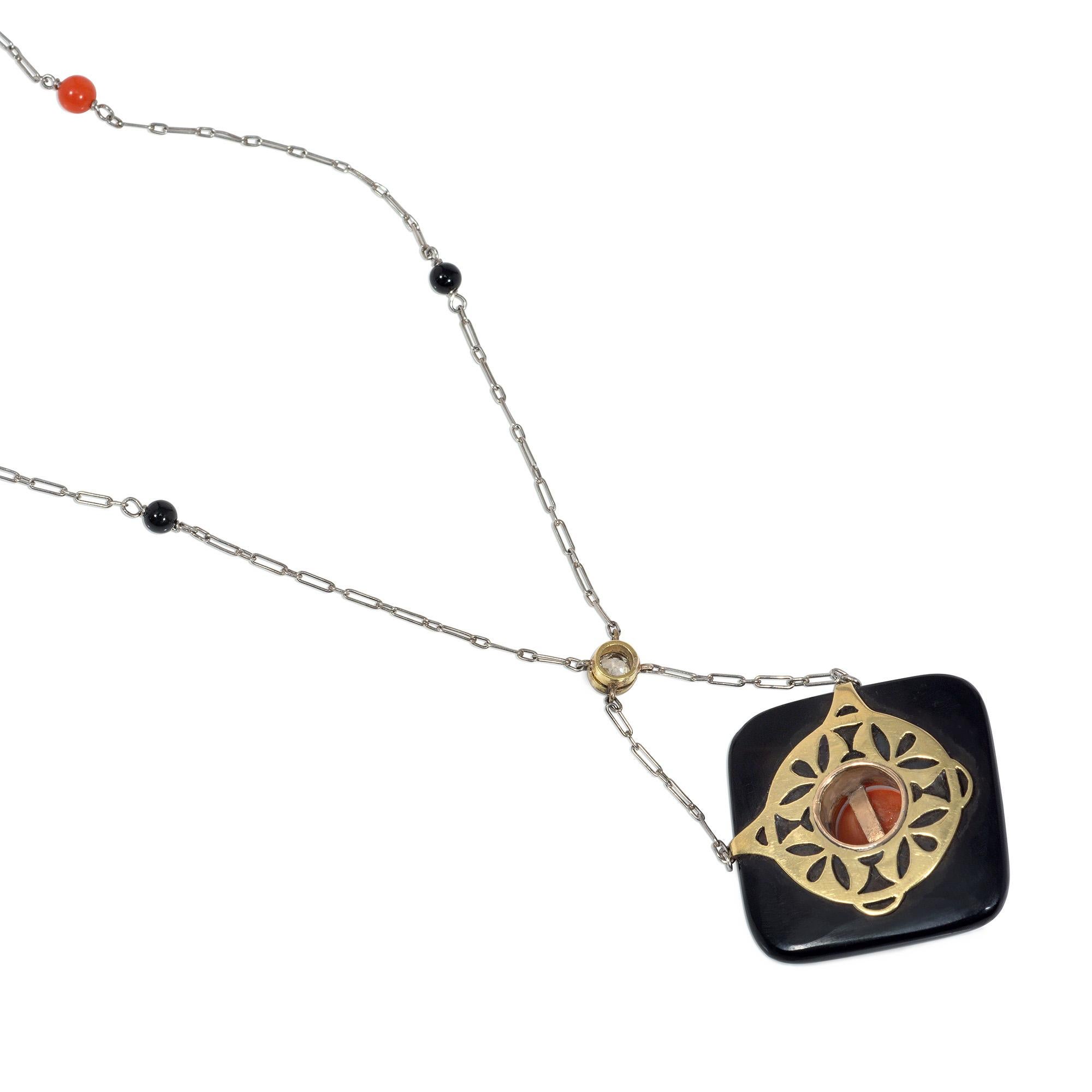 Art-Déco-Halskette aus Platin und Gold mit Onyx und Koralle mit Diamant-Akzent (Cabochon) im Angebot