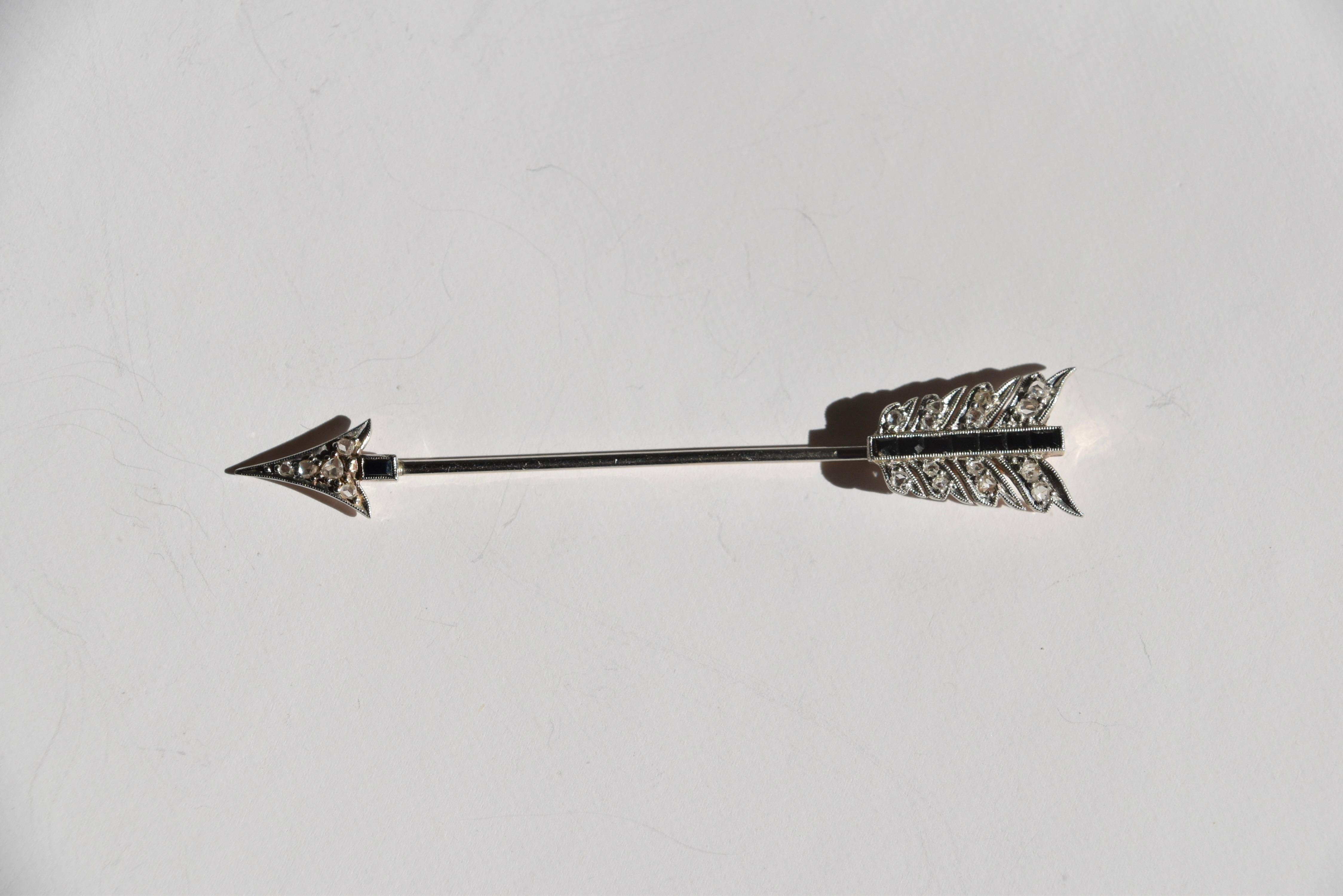 Épingle à flèche ou jabot Art déco sertie de diamants et d'onyx, avec des diamants taillés en rose et des mille-grains d'onyx taillés en baguette sertis à la pointe de la flèche et aux volées, le tout serti dans du platine avec un support en