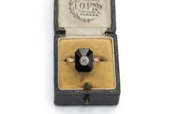 Art Deco onyx and diamond ring, 12-karat yellow gold,  1920s/1930s.