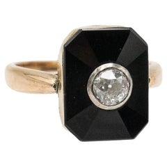 Anillo Art Decó de ónice y diamantes, oro amarillo de 12 quilates,  Años 1920/1930.