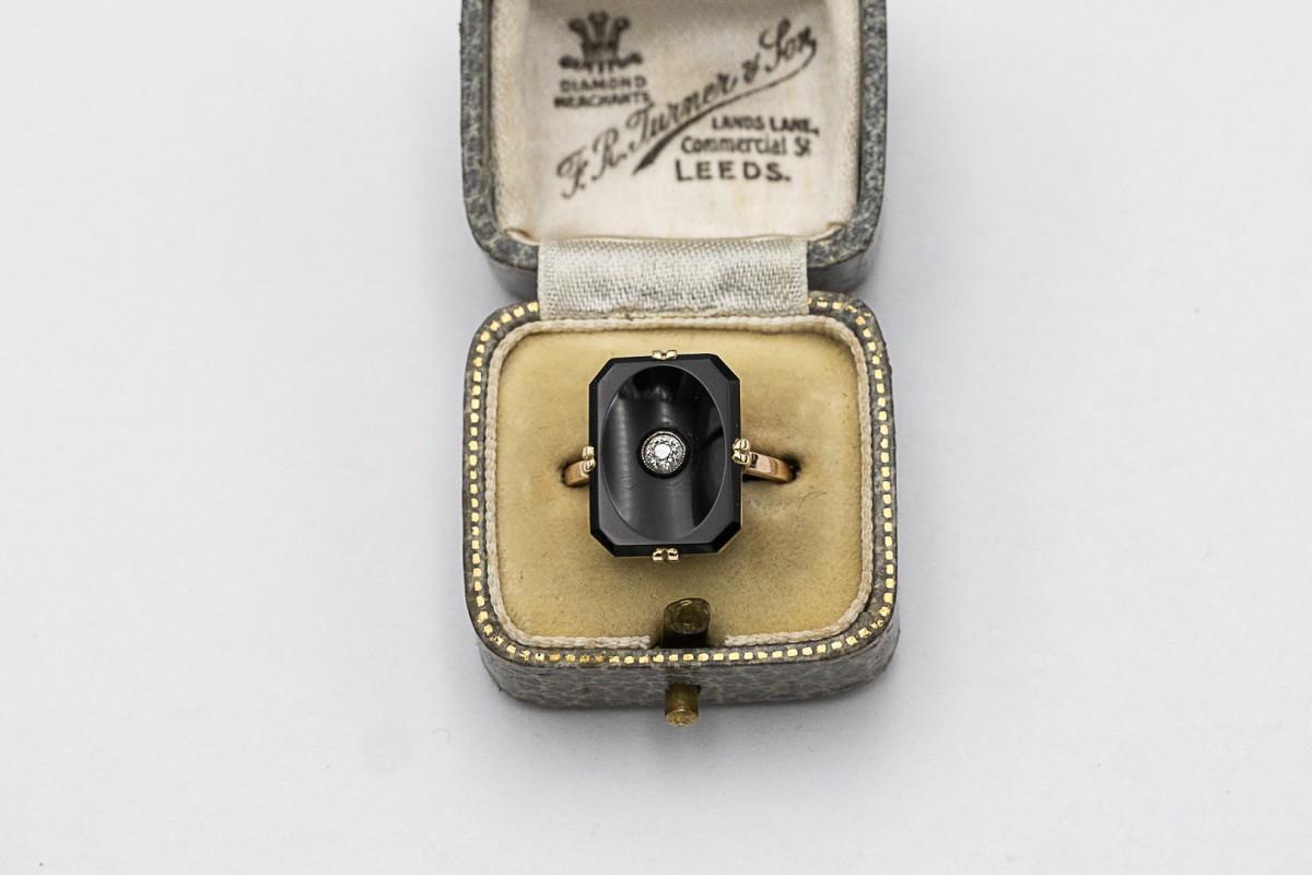 Clásicos de la época Art Déco - anillo de oro con ónice y diamante en contraste

Anillo de oro amarillo de 14 quilates (pureza aproximada de 0,585), decorado con un ónice octogonal facetado, con un diamante engastado en el centro en talla brillante