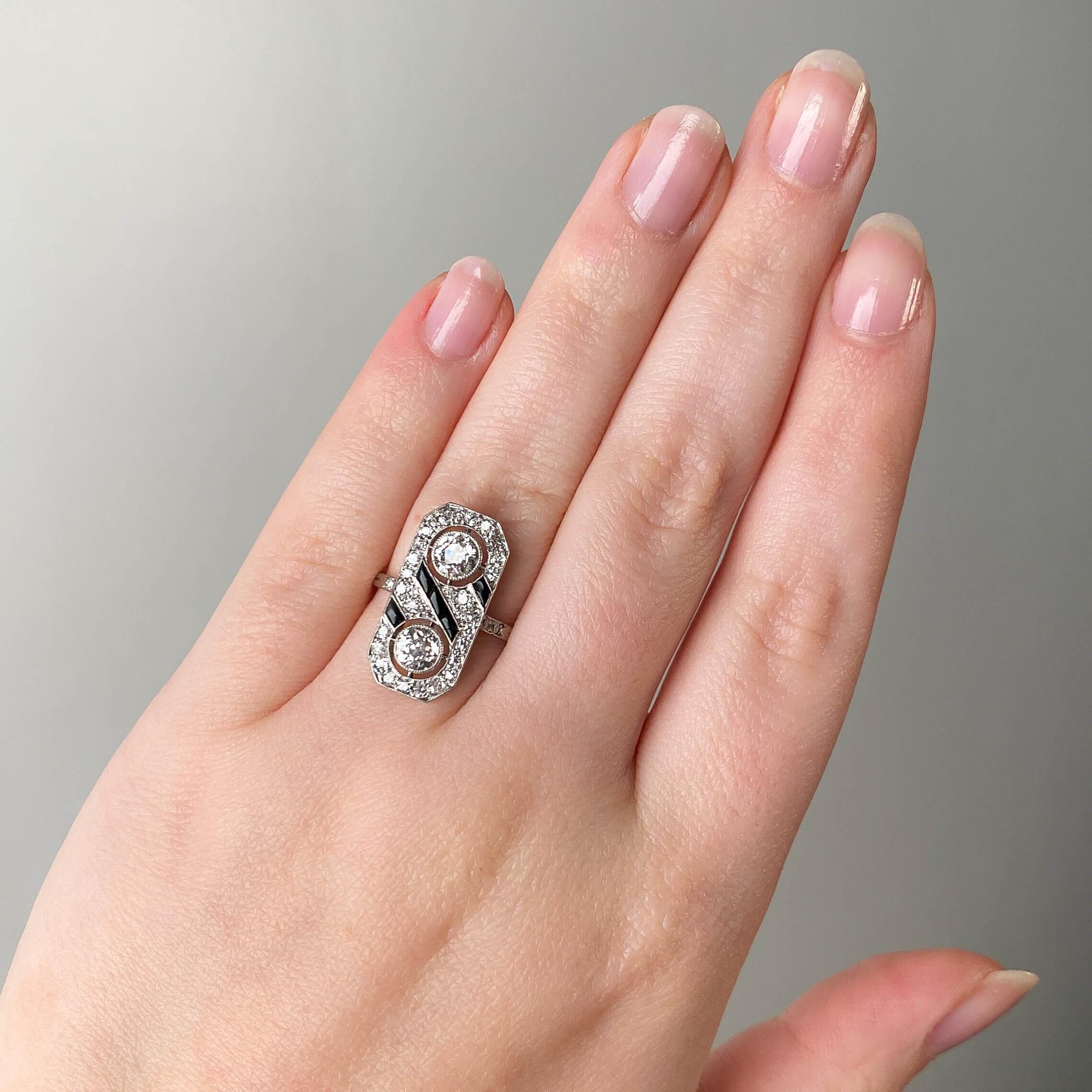 Art Deco Onyx and Diamond Ring of Platinum Pour femmes en vente