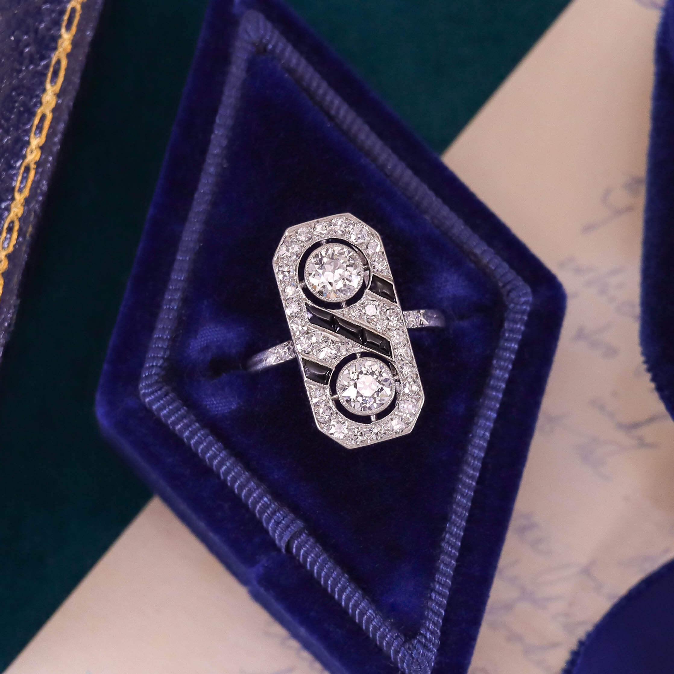 Art Deco Onyx and Diamond Ring of Platinum en vente 1