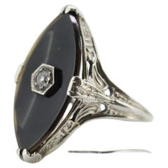 Anello Art Deco con onice e zaffiro. Anello in oro bianco filigranato 14k con onice marquise e zaffiro.
