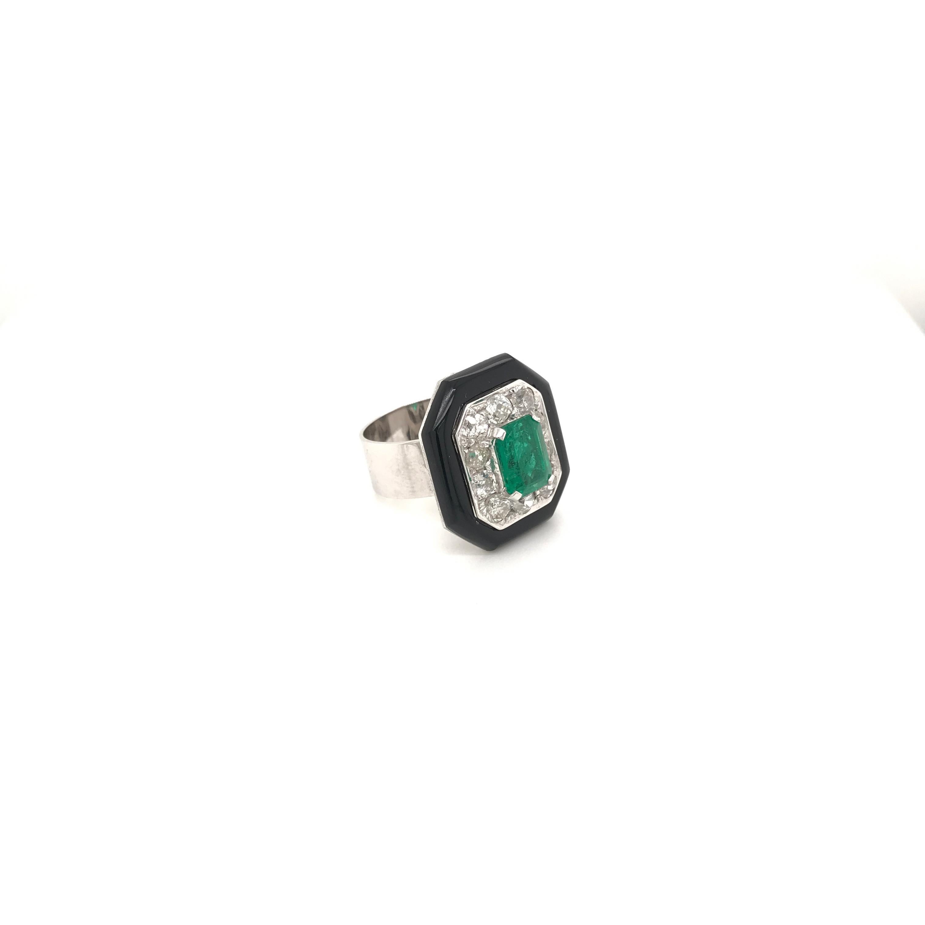 A beautiful Art Deco 18k white Gold ring, featuring a 2.10 carat Natural Vivid Green Colombian Emerald, surrounded by 2.00 carats of sparkling Old MIne Cut Diamonds graded G/H color vvs2, in a custom-cut onyx square frame.

CONDITION: Pre-owned -