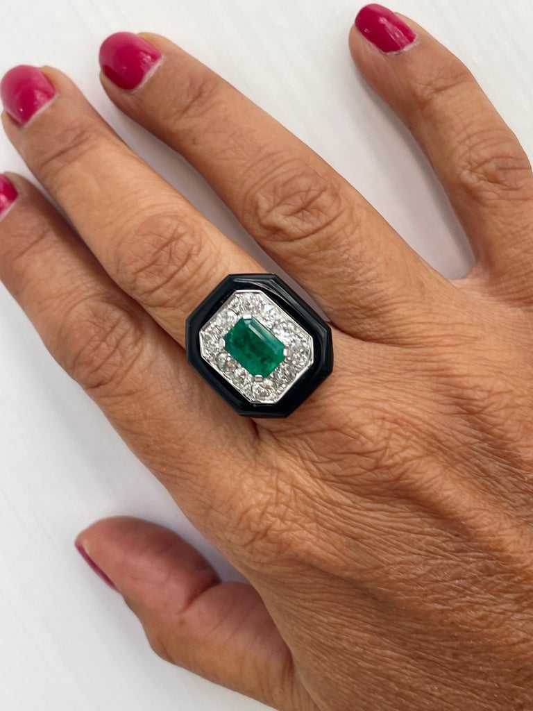 Bague moderne en or 18 carats à trois pierres avec diamants et émeraude