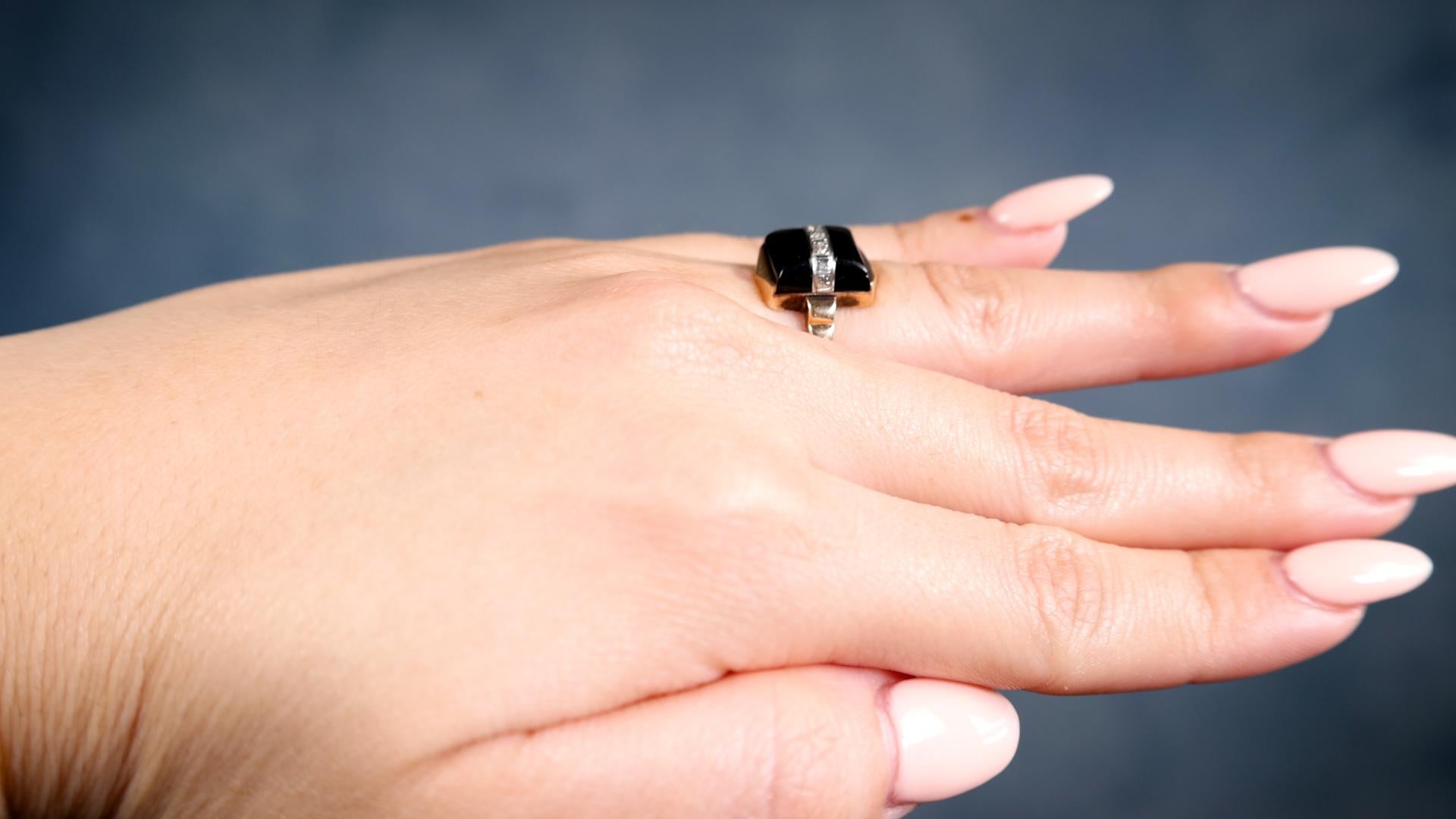 Art Deco Onyx Diamond 14k Yellow Gold Ring In Good Condition For Sale In Beverly Hills, CA