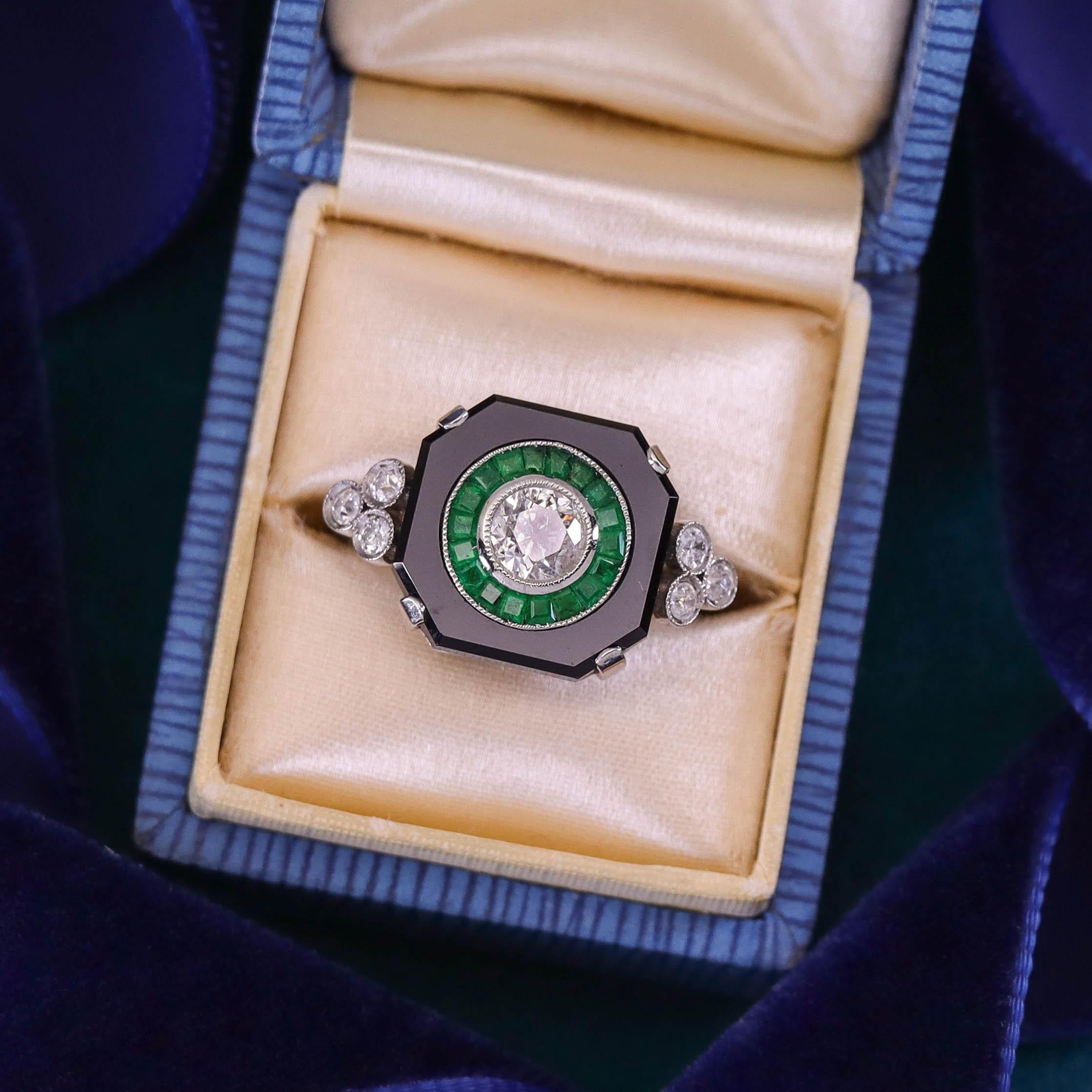 Donna Anello Art Deco con onice, smeraldo e diamante in platino in vendita