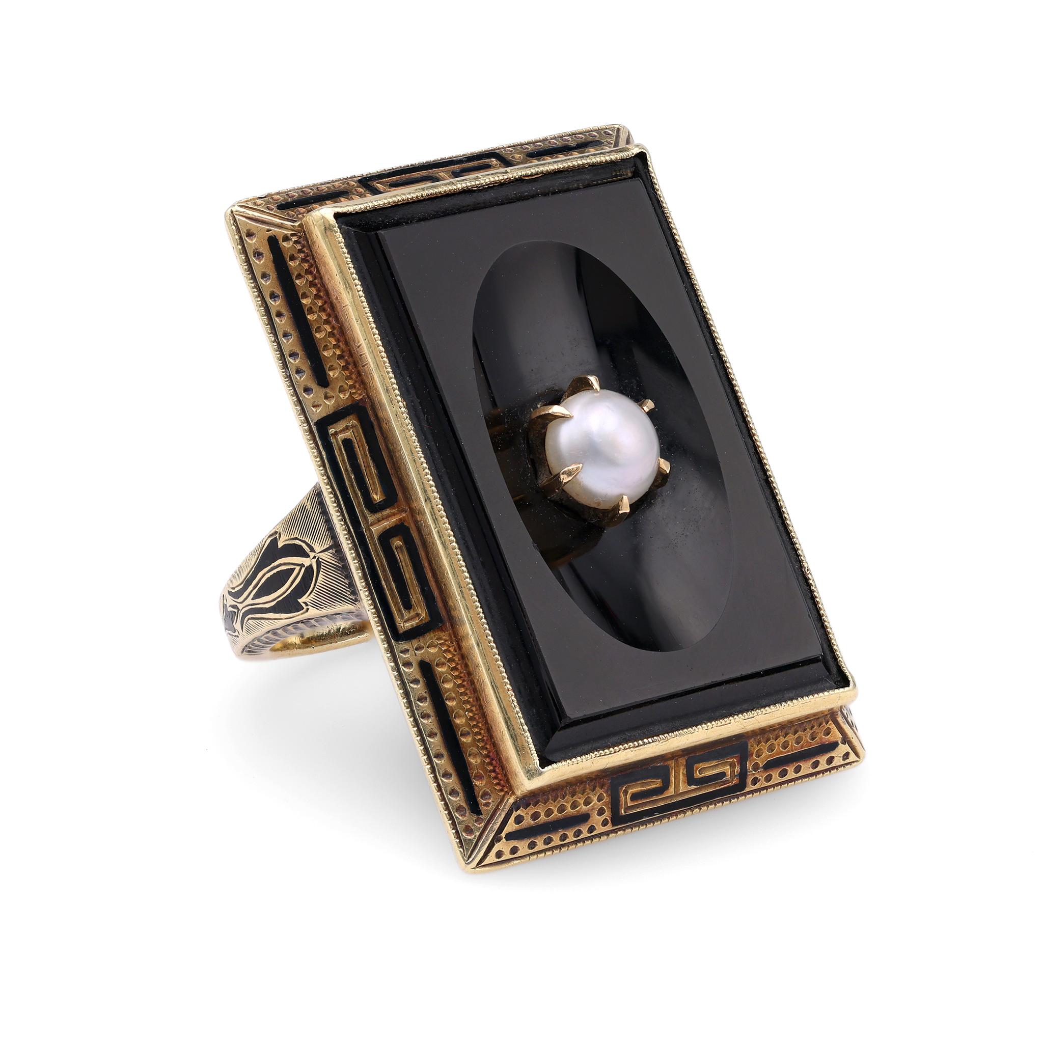 Art Deco Onyx Pearl 14k Yellow Gold Ring In Good Condition For Sale In Beverly Hills, CA