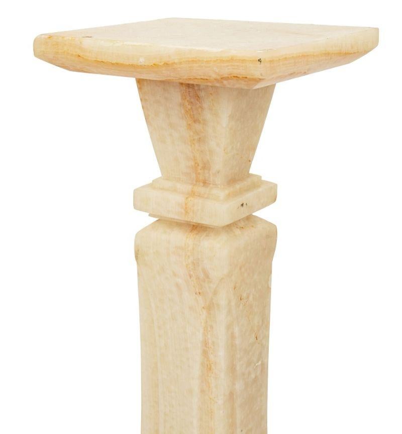 Piedistallo in onice Art Deco, piano e base quadrati, colonna quadrata con archi scolpiti in rilievo. 36