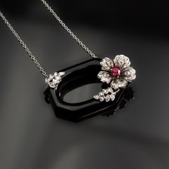 Collier fleur Art Déco en onyx, rubis et diamants