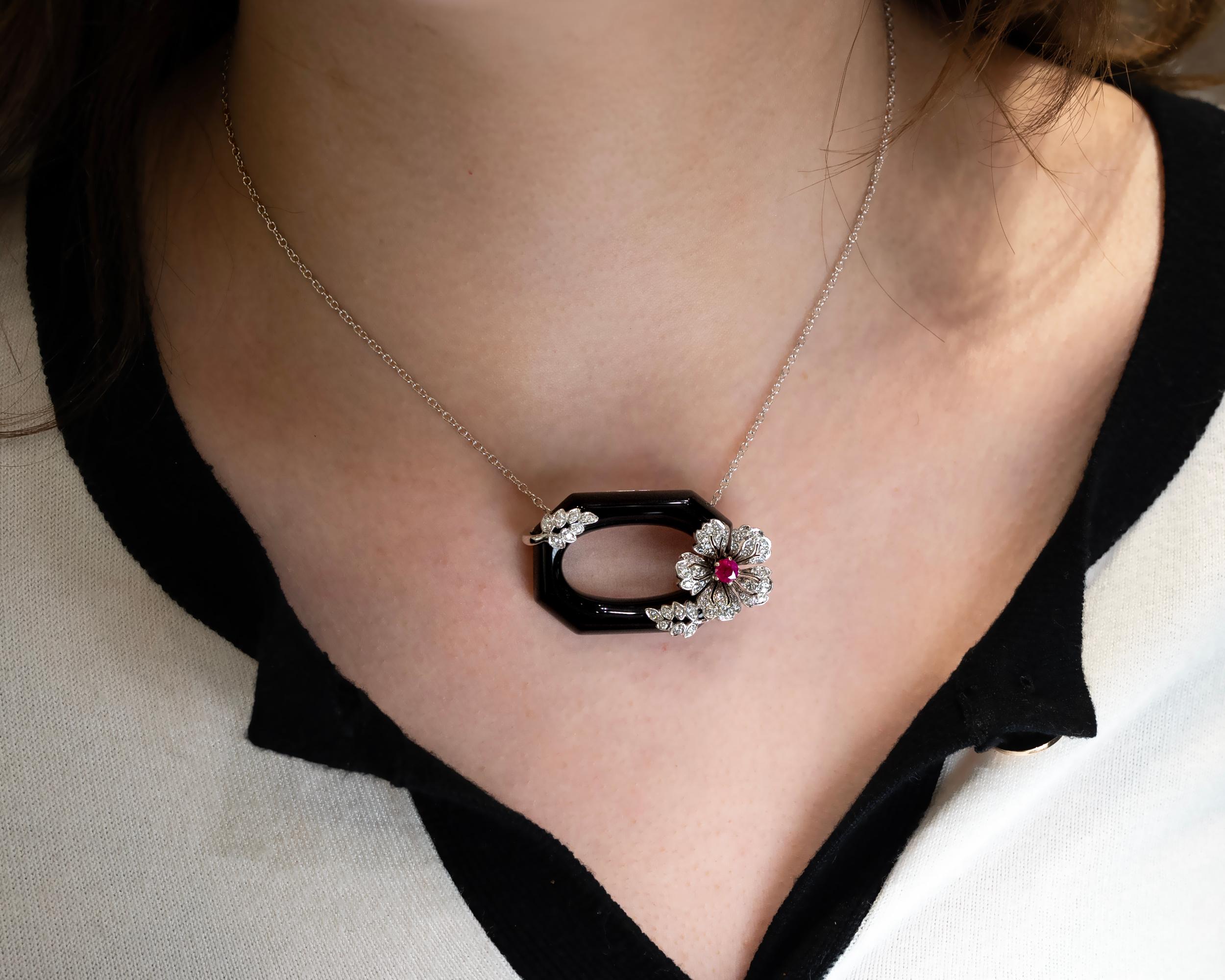 Art Deco Onyx-Blumen-Halskette mit Rubin und Diamant (Rundschliff) im Angebot