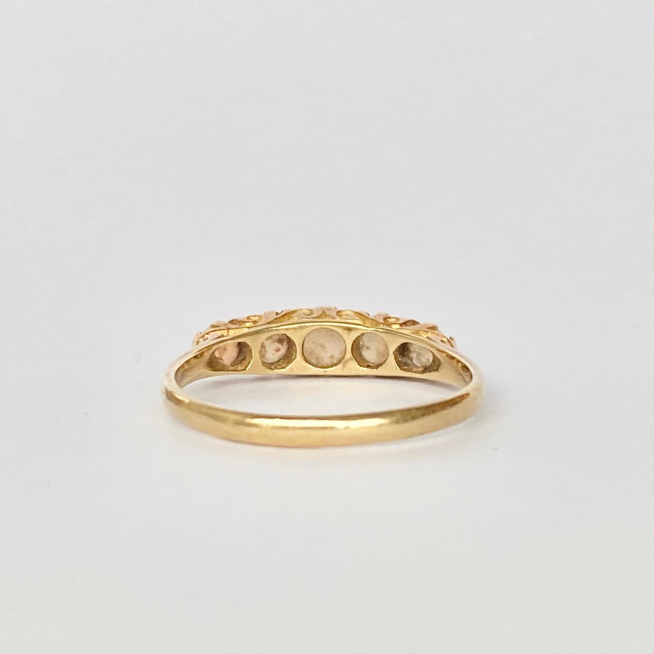 Fünf-Stein-Ring mit Opal und 9 Karat Gold im Art déco-Stil im Zustand „Gut“ im Angebot in Chipping Campden, GB