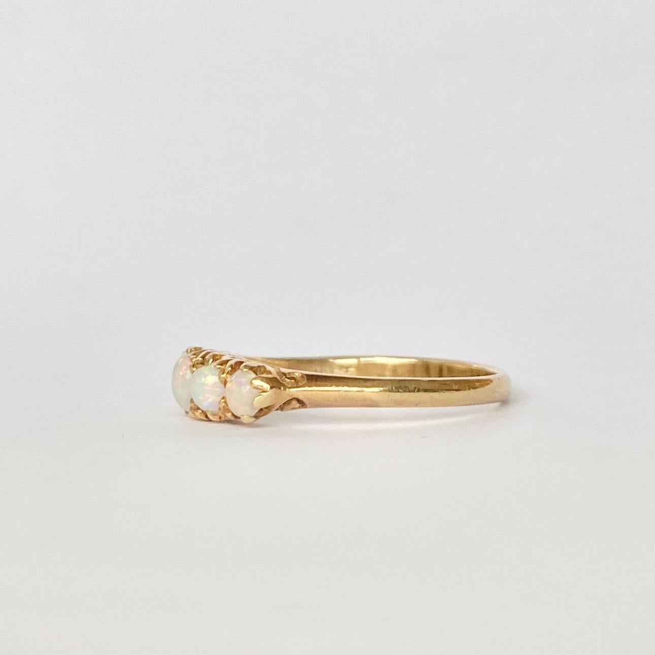 Fünf-Stein-Ring mit Opal und 9 Karat Gold im Art déco-Stil Damen im Angebot