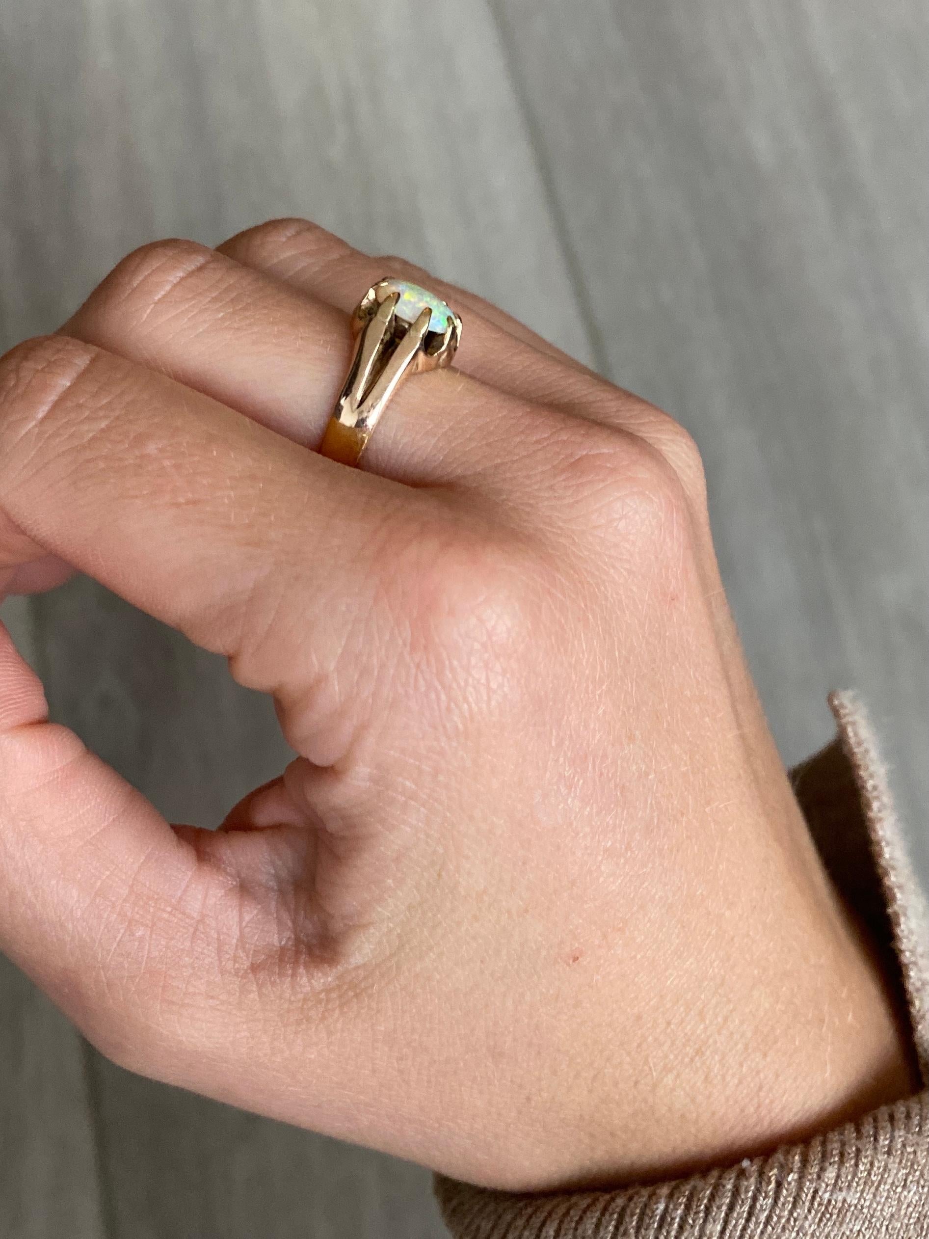 Questo splendido opale art déco è incastonato in oro giallo e bianco 9ct. La pietra lucida e colorata è incastonata in semplici artigli e spalle modellate. 

Dimensioni: L o 5 3/4 
Dimensioni della pietra: 6,5x6,5 mm

Peso: 1.6 grammi
