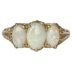 Anello a tre pietre in oro 9 carati e opale Art Déco