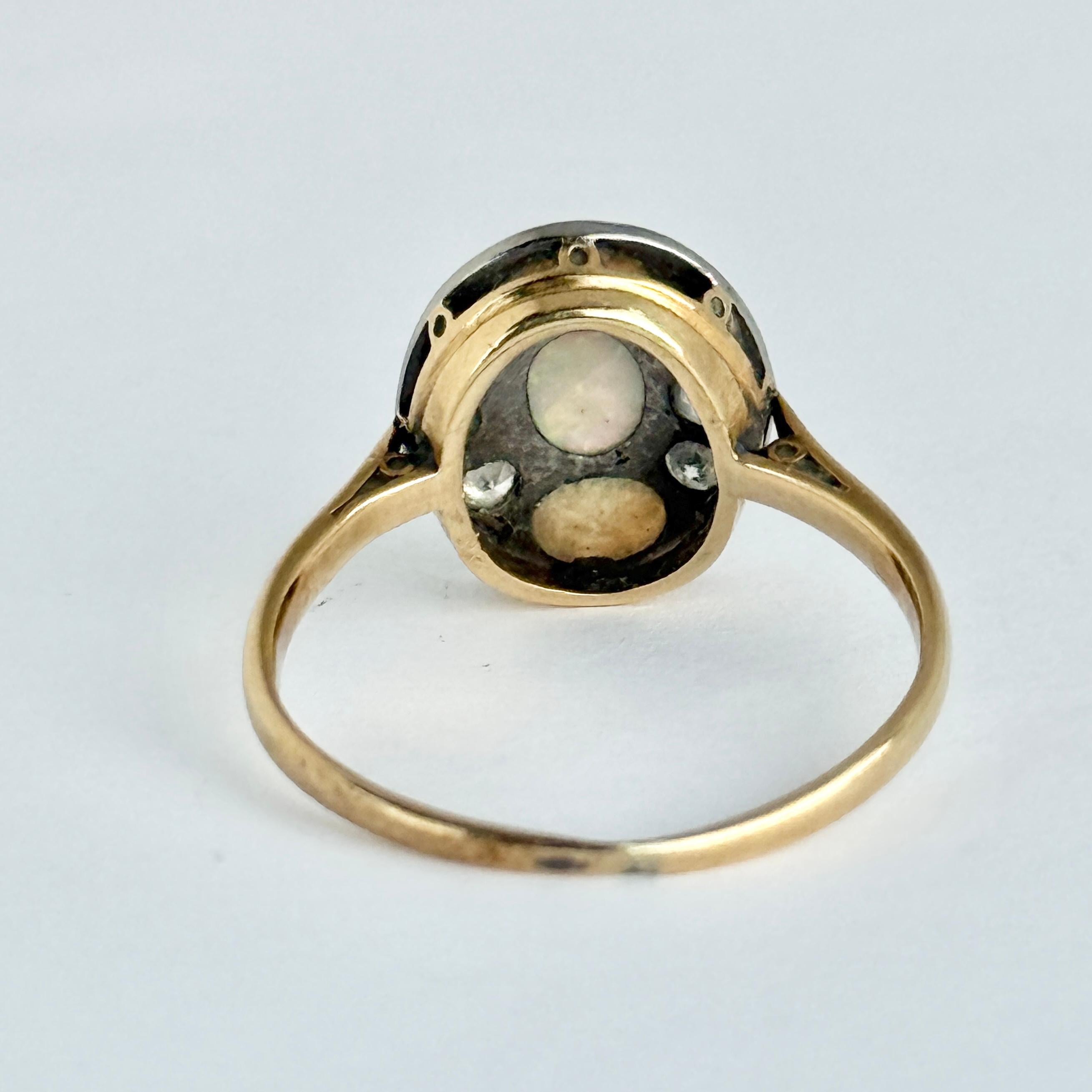 Taglio ovale Anello da cocktail in oro 18 carati con opale e diamanti Art Deco in vendita