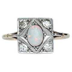 Art-Déco-Ring mit Opal und Diamant in 18 Karat Gold