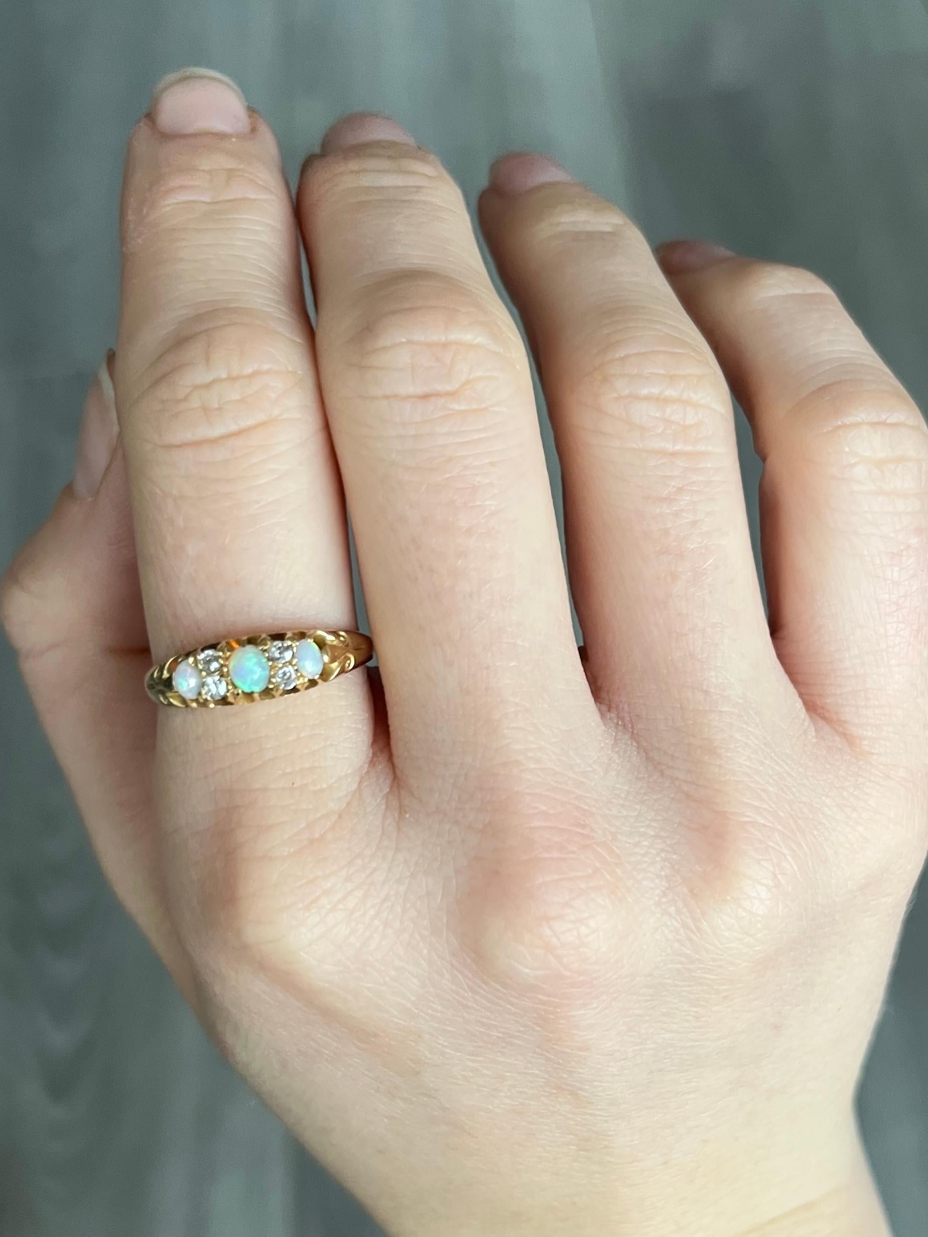 Dreisteiniger Art-Déco-Ring aus 18 Karat Gold mit Opal und Diamant (Art déco) im Angebot