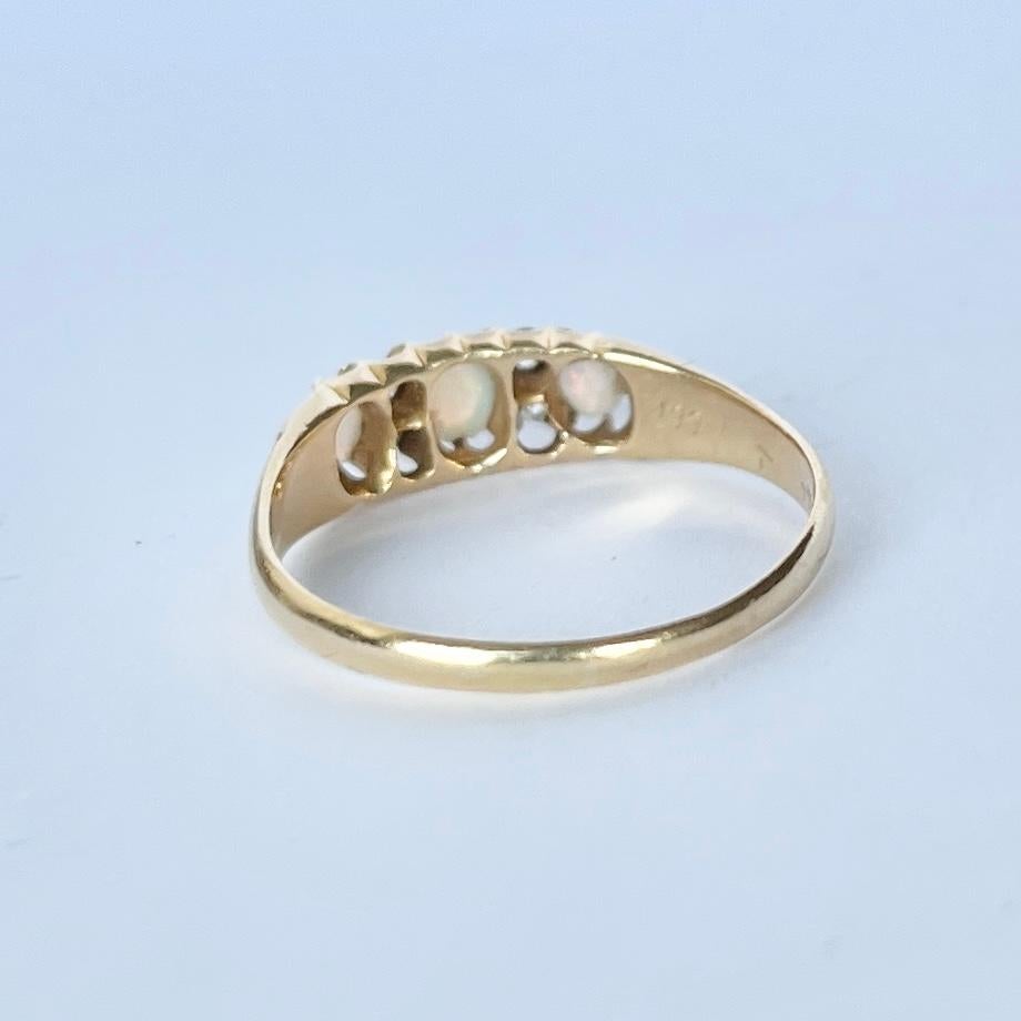 Dreisteiniger Art-Déco-Ring aus 18 Karat Gold mit Opal und Diamant (Cabochon) im Angebot