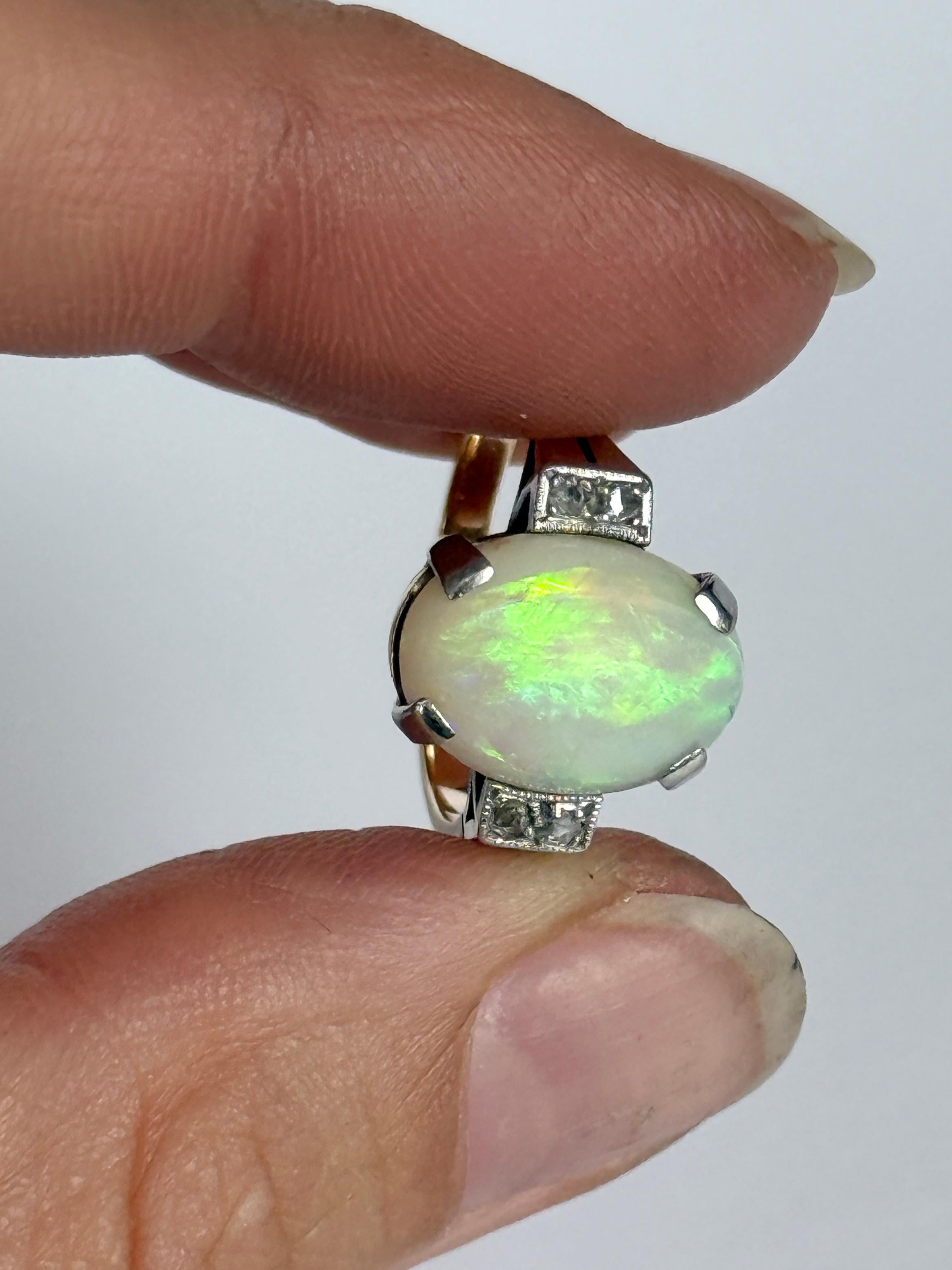 Taglio ovale Anello da cocktail in oro 9 carati con opale e diamanti Art Deco in vendita