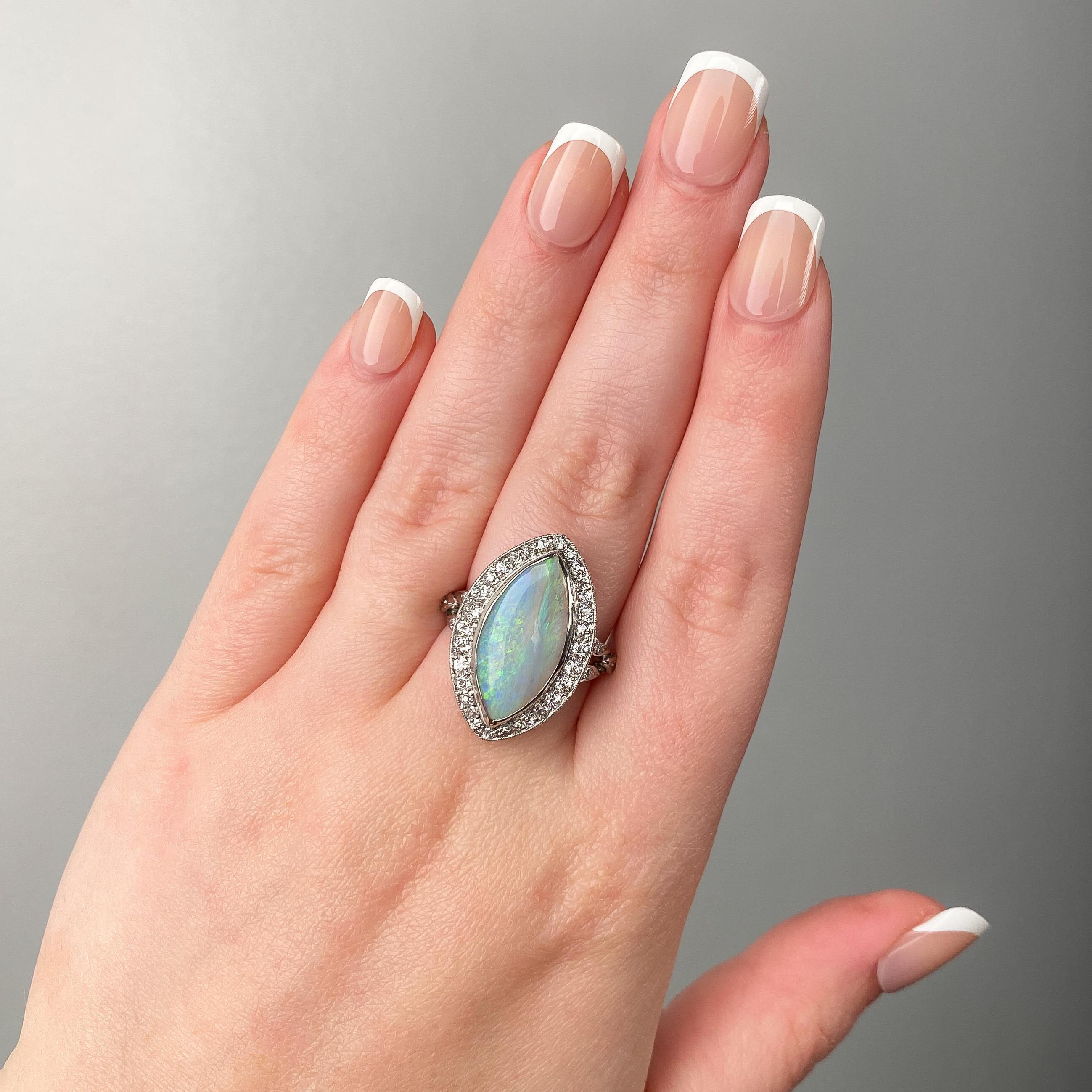 Bague Art déco en platine avec opale et diamants en vente 1