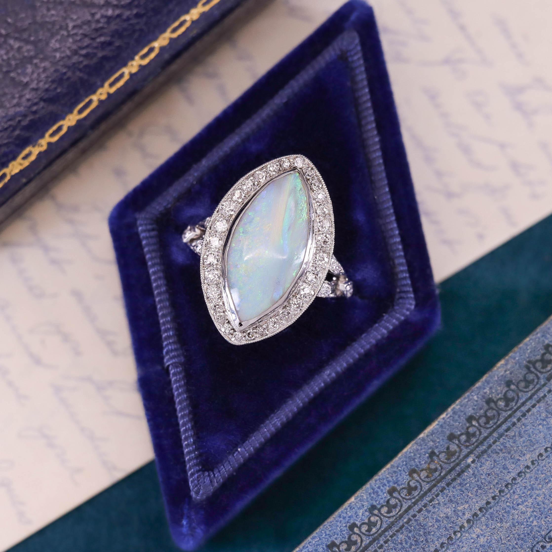 Bague Art déco en platine avec opale et diamants en vente 2