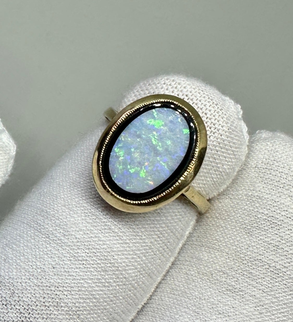 Offrez-vous une superbe bague en opale et onyx noir de style Arte Antiques - Hollywood Regency avec une magnifique opale centrale sertie d'onyx noir dans une monture ajourée en or rose 14 carats d'une grande beauté.  Cette spectaculaire opale ovale