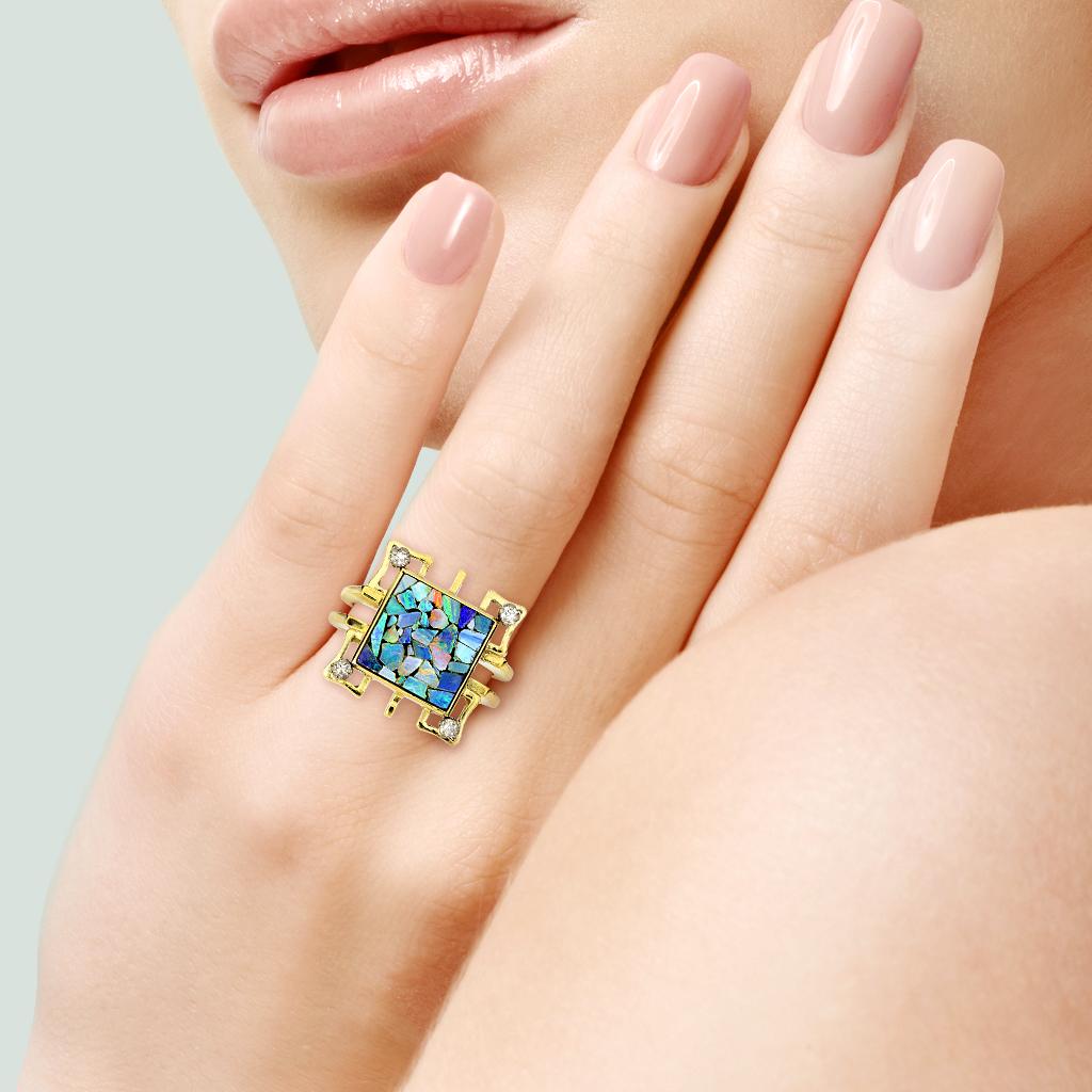 Ein wunderschönes Art-Deco-Stück der tragbaren Kunst. Opale gelegt in einem schönen Mosaik-Muster Lünette in einem 14k Gelbgold Split Shank mit klaren Linien und Zacken gesetzt Diamanten.

Punzierungen: 14K, 585, MG, X

Diamanten insgesamt: