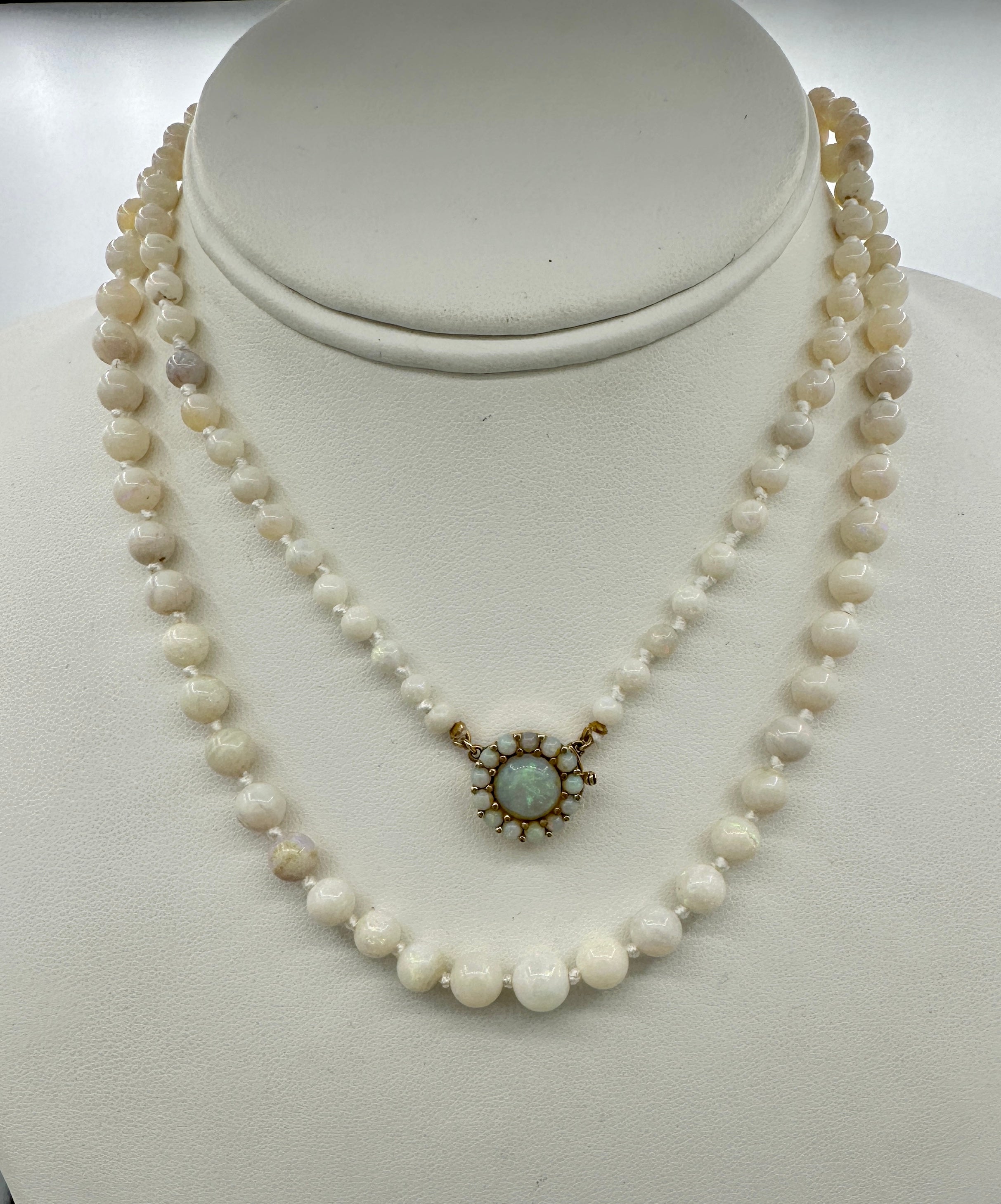 Art Deco Opal Necklace 14 Karat Gold 31 Inches Graduated Opals In Excellent Condition For Sale In New York, NY