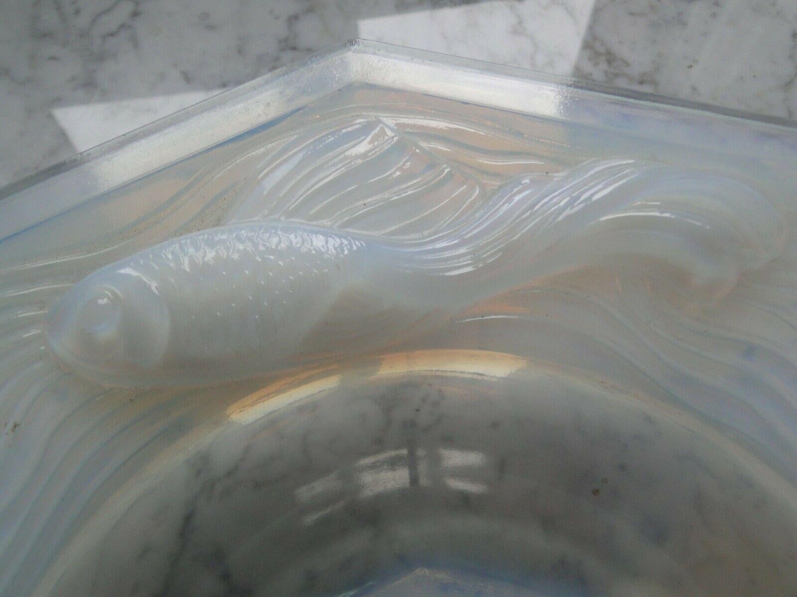 European Art Deco Opalescent Glass Center Bowl Fish Motif Etling, Paris, France, 1930