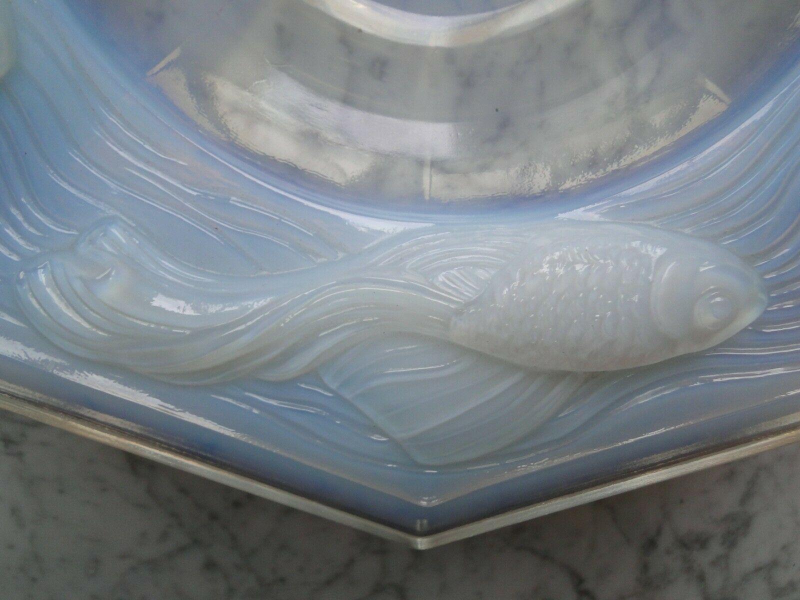 Art Deco Opalescent Glass Center Bowl Fish Motif Etling, Paris, France, 1930 In Good Condition In Lège Cap Ferret, FR