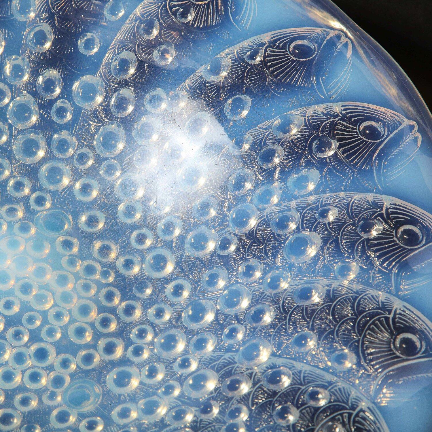 Bol central en verre opalescent Art déco à motif de poissons répétés par Lalique en vente 10