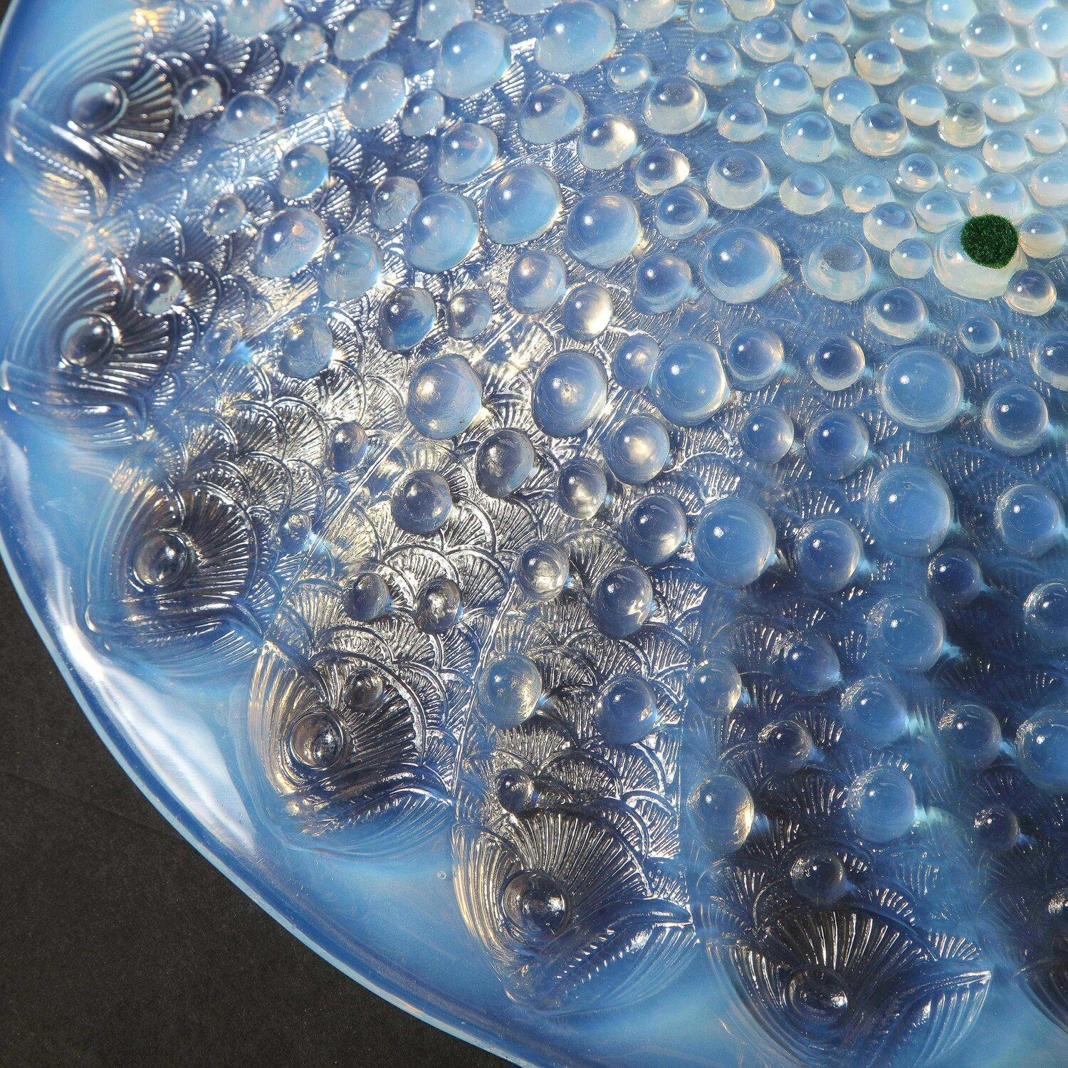 Bol central en verre opalescent Art déco à motif de poissons répétés par Lalique en vente 11