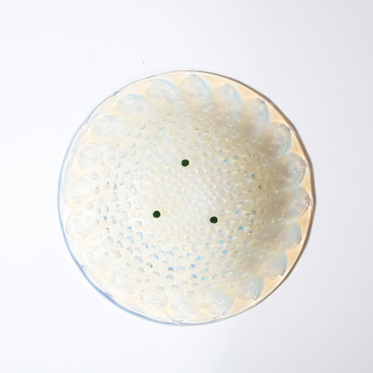 Début du 20ème siècle Bol central en verre opalescent Art déco à motif de poissons répétés par Lalique en vente