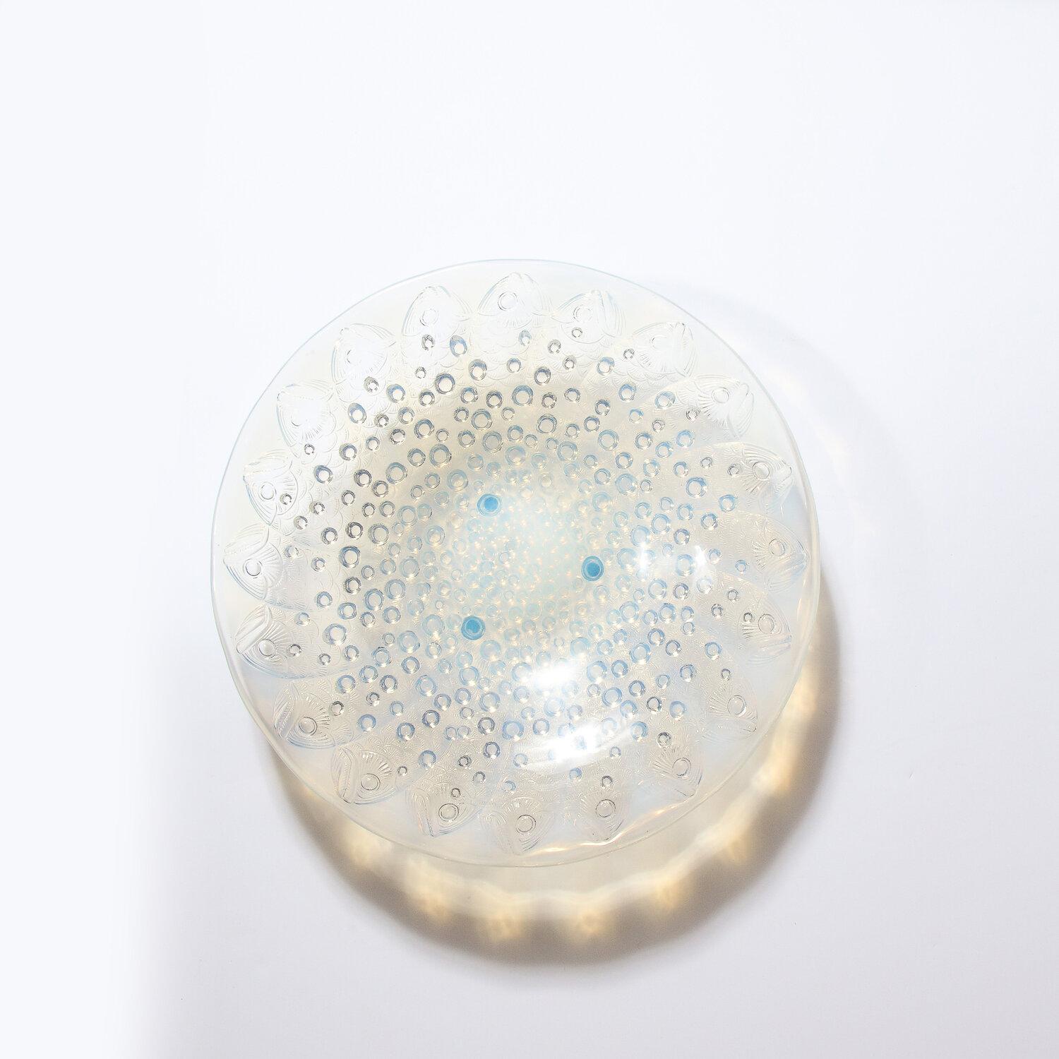 Verre Bol central en verre opalescent Art déco à motif de poissons répétés par Lalique en vente