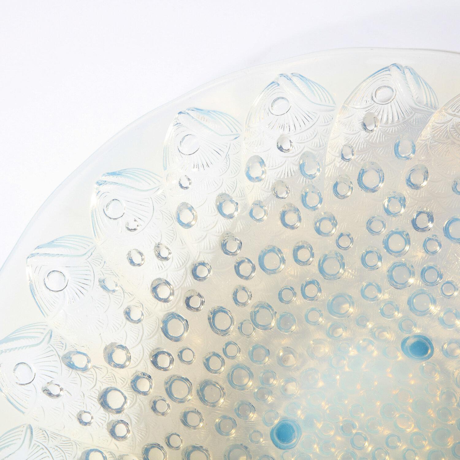Bol central en verre opalescent Art déco à motif de poissons répétés par Lalique en vente 1