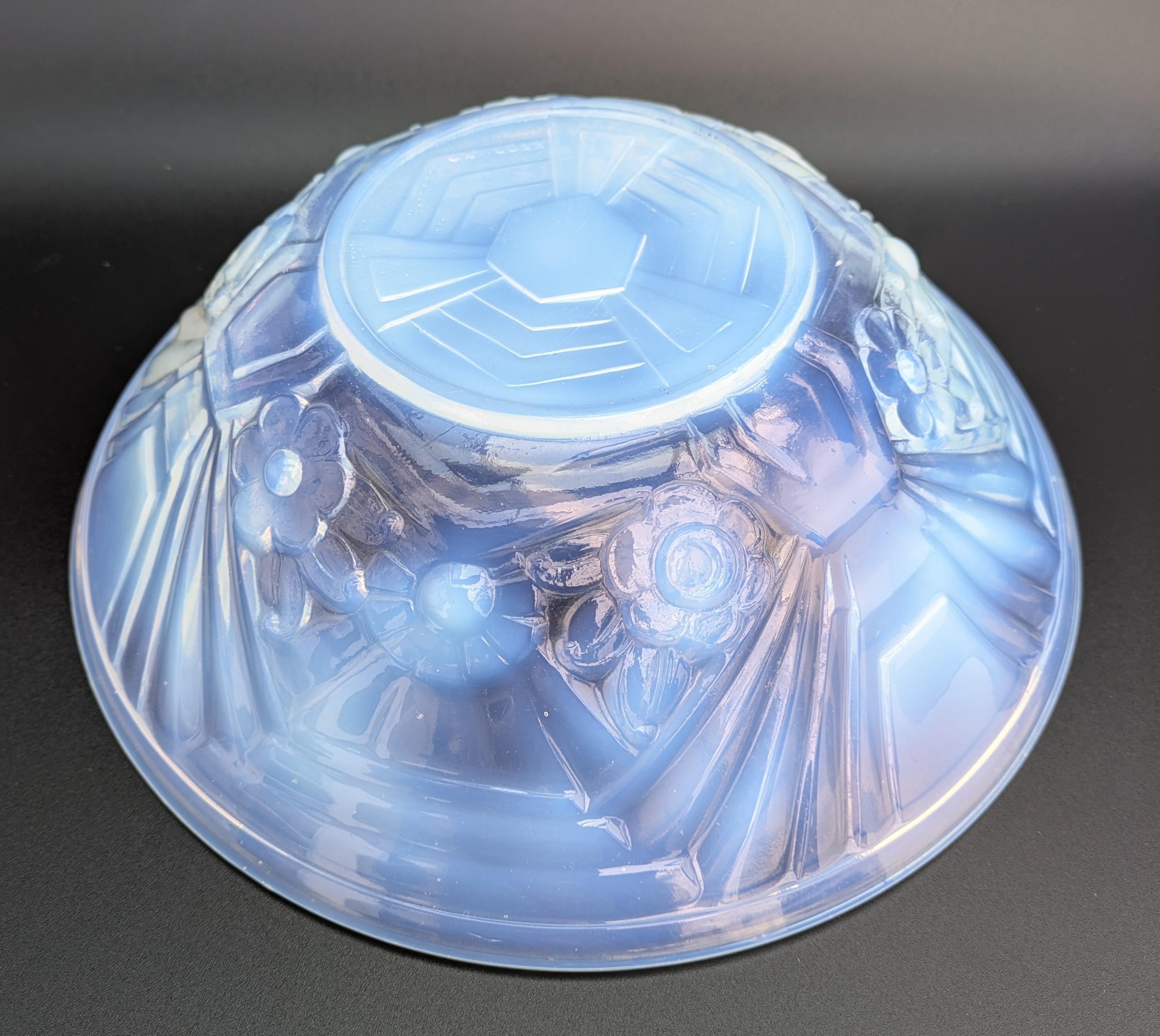 Cuenco decorativo Art Decó de vidrio opalescente de Jobling , 1930 en venta 4