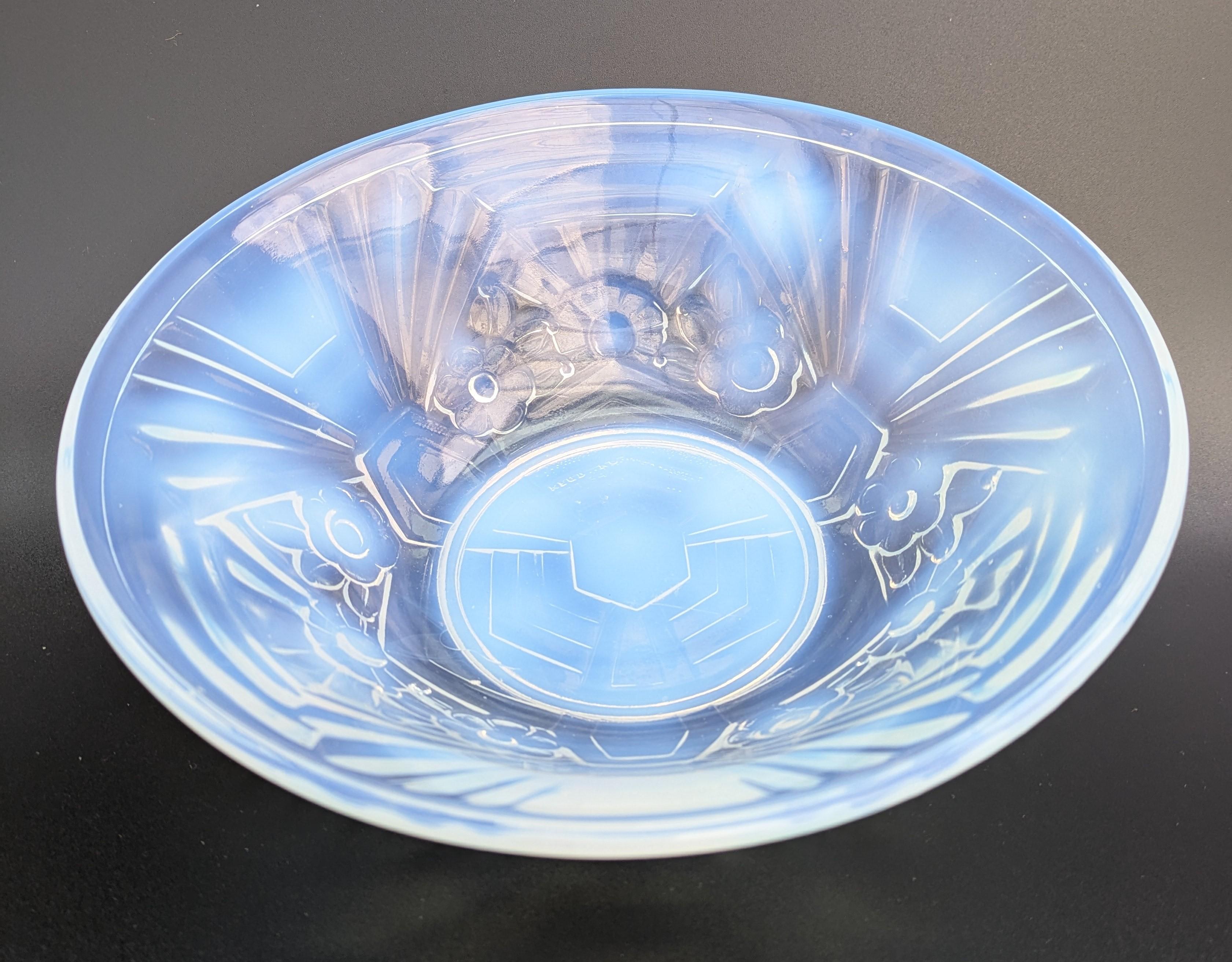 Cuenco decorativo Art Decó de vidrio opalescente de Jobling , 1930 en Bueno estado para la venta en Devon, England