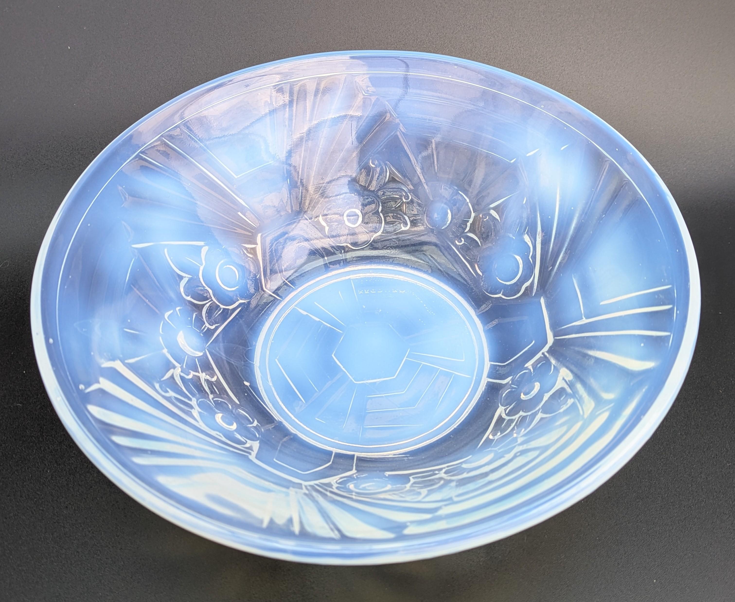Cuenco decorativo Art Decó de vidrio opalescente de Jobling , 1930 en venta 1