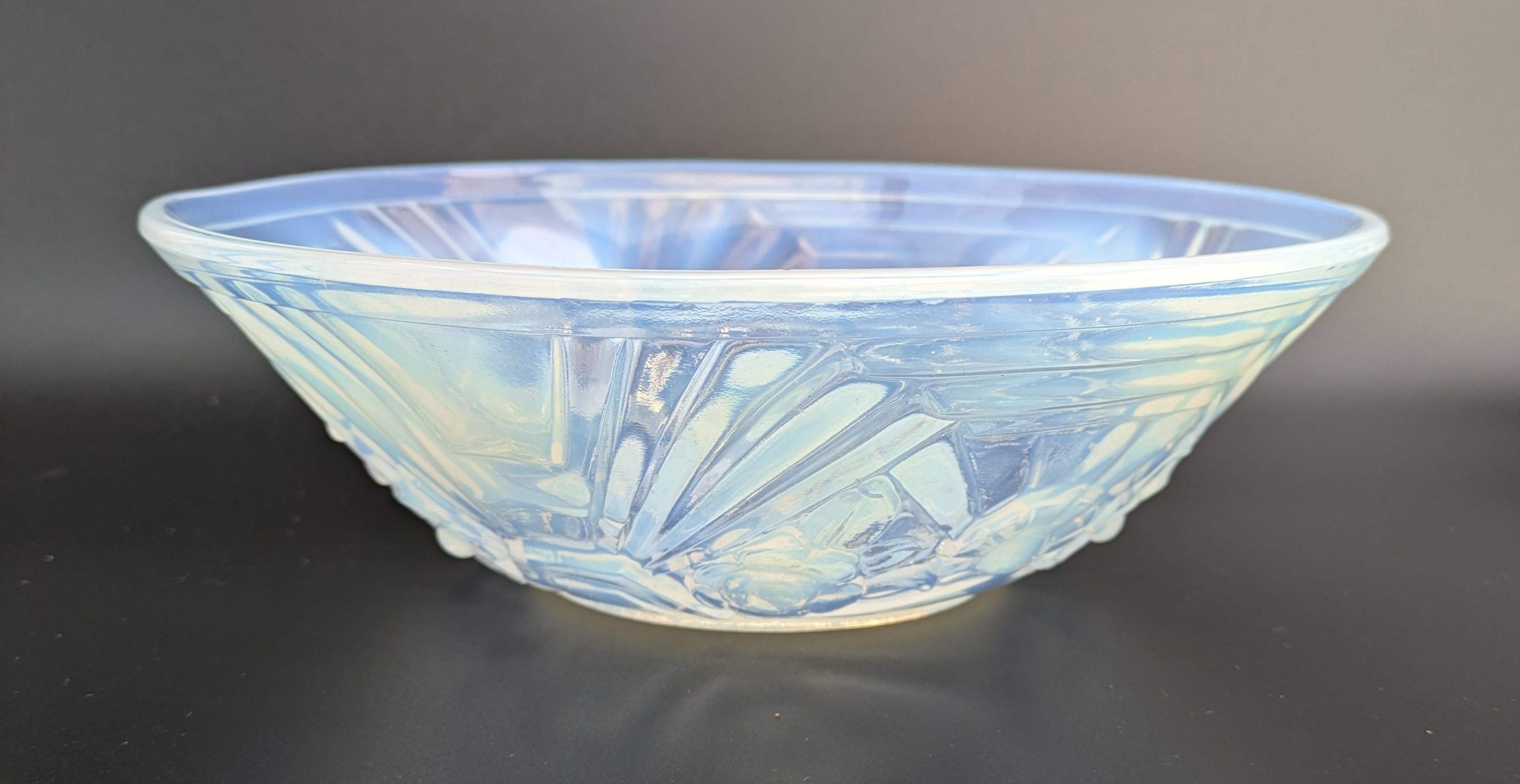 Cuenco decorativo Art Decó de vidrio opalescente de Jobling , 1930 en venta 2