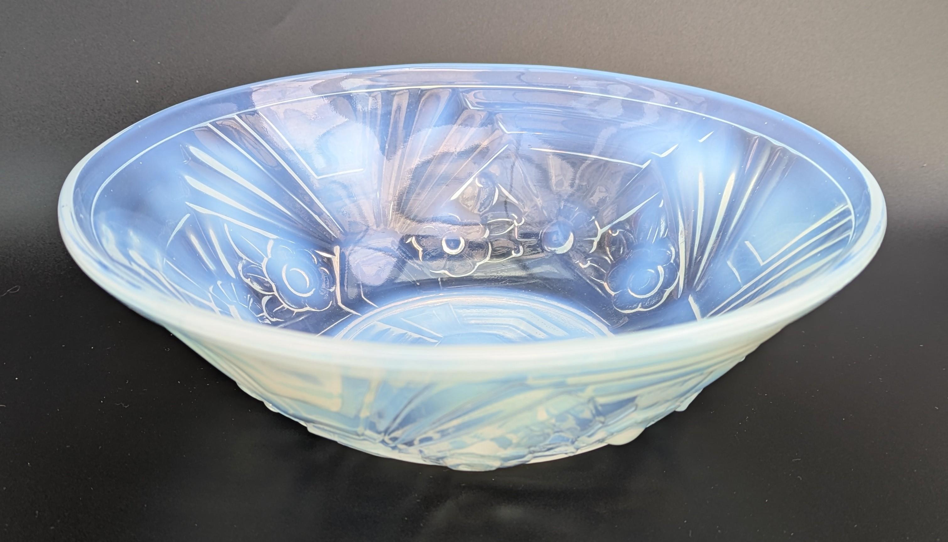 Cuenco decorativo Art Decó de vidrio opalescente de Jobling , 1930 en venta 3