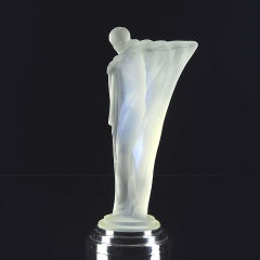 Figure en verre opalescent Art Déco "Nue Au Bras Tendu" par Etling et Cie