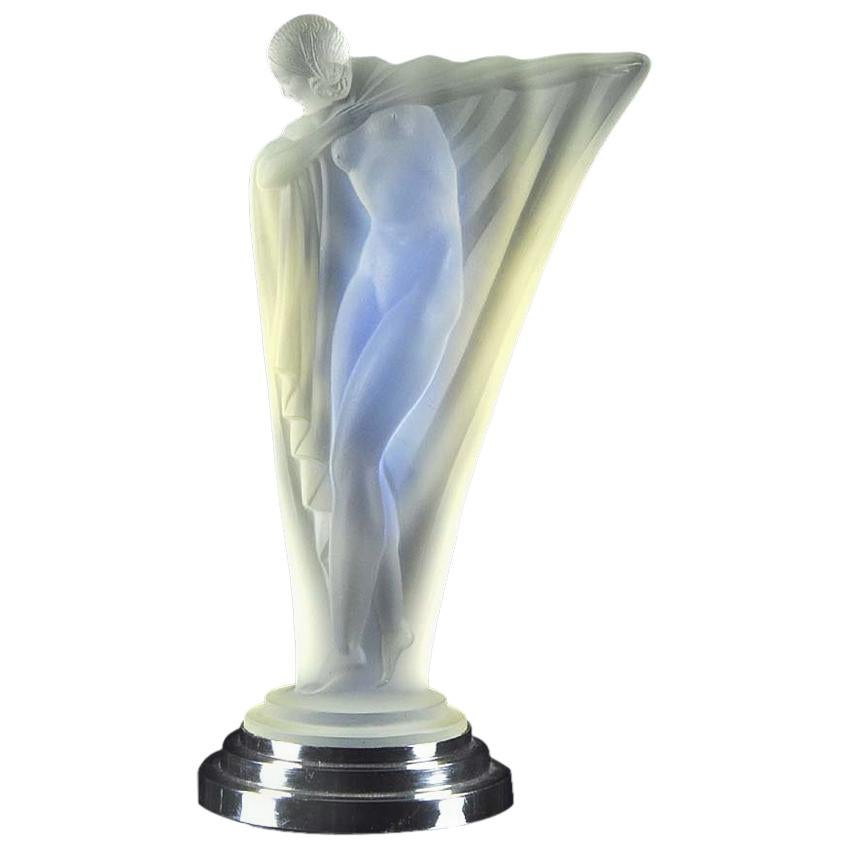 Figure en verre opalescent Art Déco "Nue Au Bras Tendu" par Etling et Cie