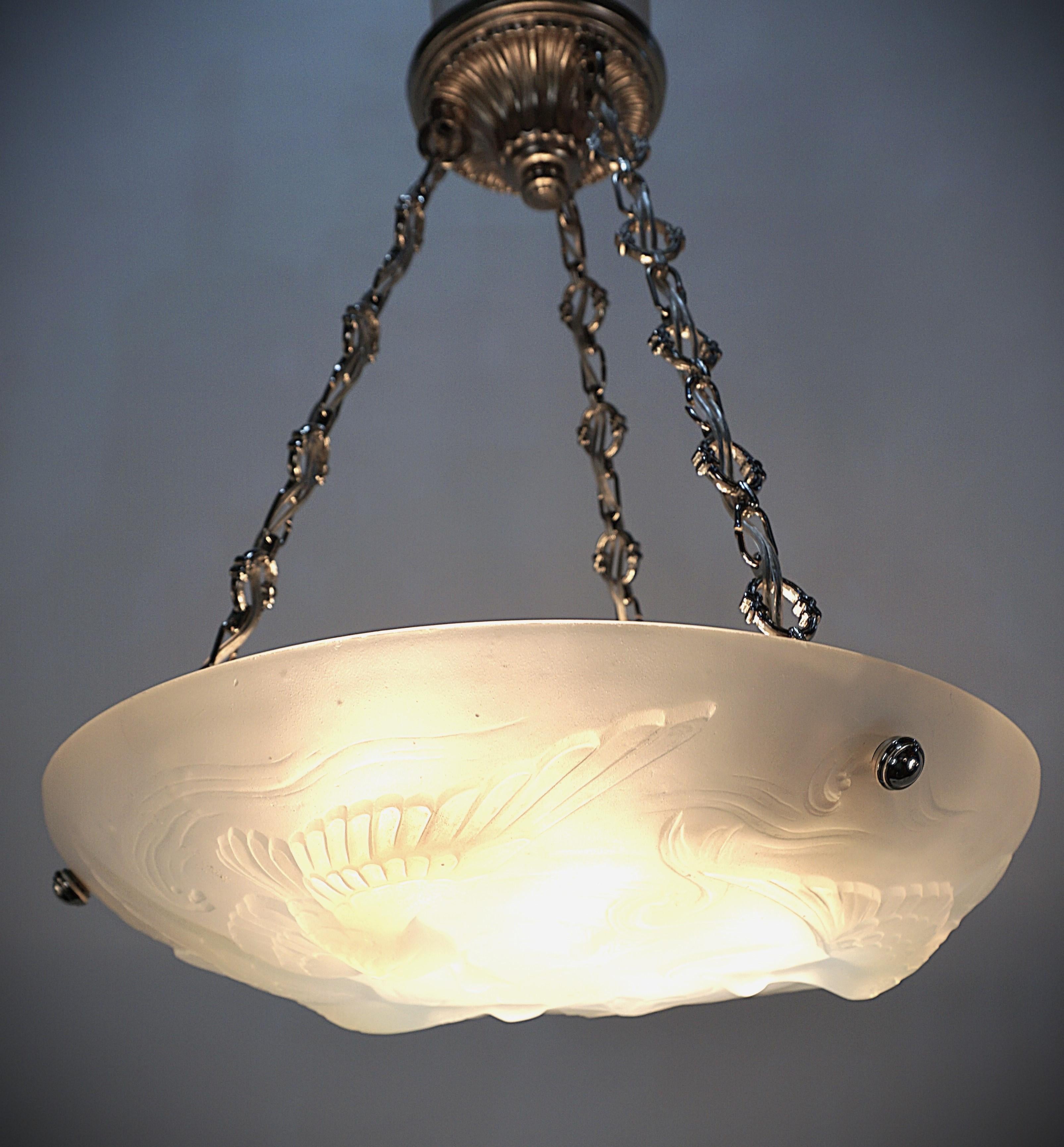 Ein wunderschöner Art-Déco-Kronleuchter. Dieser elegante, hell honigblaue Kronleuchter aus Milchglas zeigt ein wunderschönes fliegendes Vogel- und Fischdesign mit Nickel-Bronze-Beschlägen. Professionell neu verkabelt und einbaufertig. Sechs Lichter,